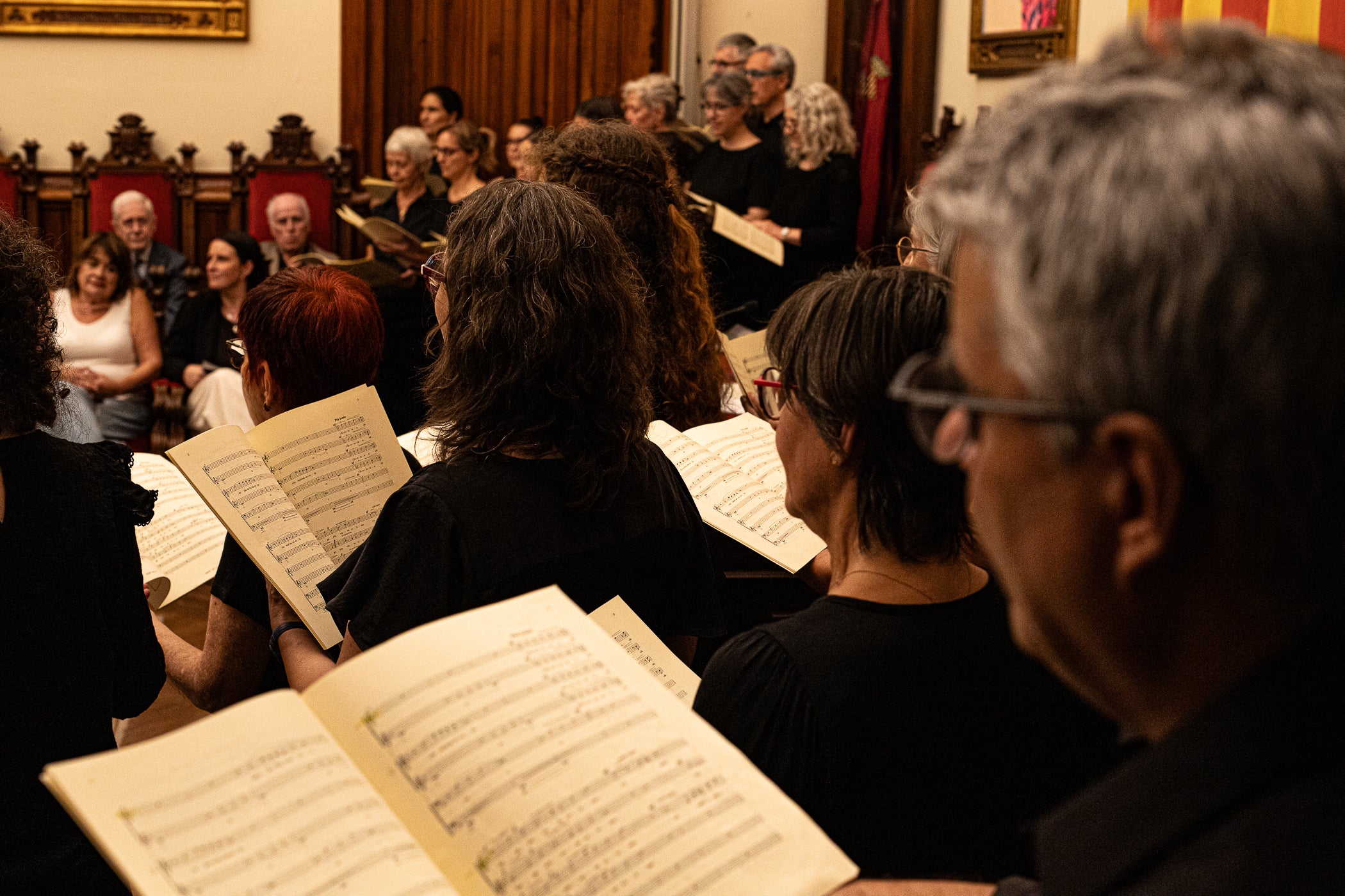 El Saló de Sessions de l'Ajuntament de Terrassa va acollir l'acte de lliurament de la Medalla d'Honor de la Ciutat de Terrassa, a títol pòstum, a Joan Casals i Clotet. L'entrega del guardó, presidida per l'alcalde de Terrassa, Jordi Ballart; reconeix els mèrits de Casals 'per la seva excepcional aportació a la música i a la pedagogia i per la seva vinculació amb Terrassa'. L'expresident del Cor Montserrat, Jaume Puig i Ustrell, va ser l'encarregat de fer la glossa de la figura de Joan Casals i Clotet. Un cop finalitzat els parlaments, el Cor Montserrat va interpretar la cançó 'La Mort de l'Escolà' d'Antoni Nicolau amb text de Jacint Verdaguer | Javi González