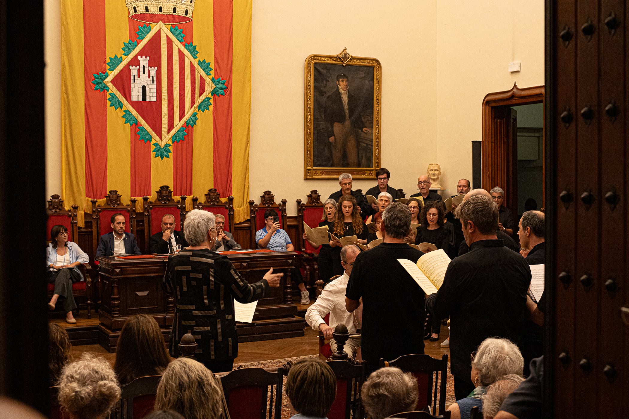 El Saló de Sessions de l'Ajuntament de Terrassa va acollir l'acte de lliurament de la Medalla d'Honor de la Ciutat de Terrassa, a títol pòstum, a Joan Casals i Clotet. L'entrega del guardó, presidida per l'alcalde de Terrassa, Jordi Ballart; reconeix els mèrits de Casals 'per la seva excepcional aportació a la música i a la pedagogia i per la seva vinculació amb Terrassa'. L'expresident del Cor Montserrat, Jaume Puig i Ustrell, va ser l'encarregat de fer la glossa de la figura de Joan Casals i Clotet. Un cop finalitzat els parlaments, el Cor Montserrat va interpretar la cançó 'La Mort de l'Escolà' d'Antoni Nicolau amb text de Jacint Verdaguer | Javi González