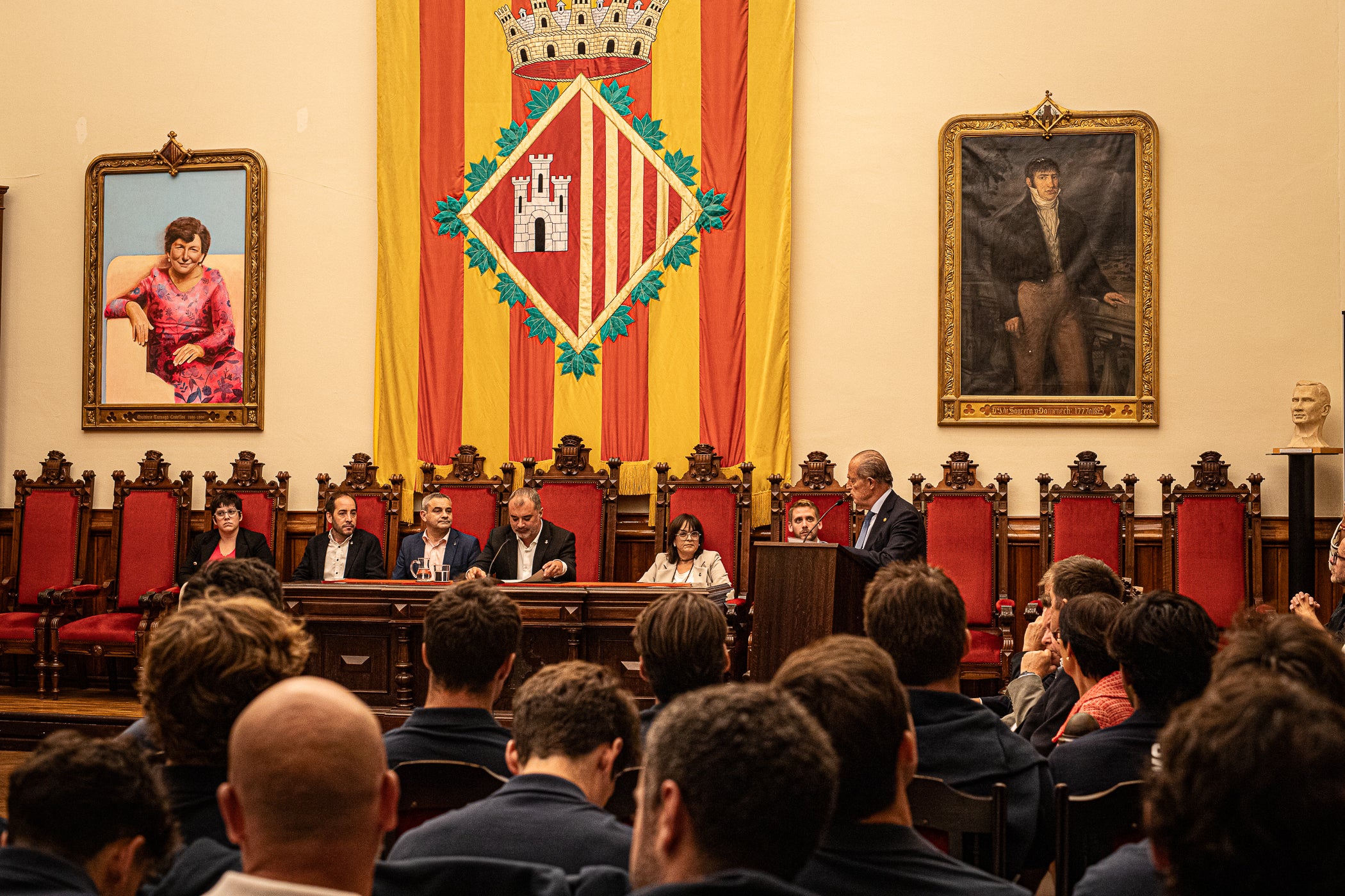 El saló de Plens ha acollit aquest dimarts la recepció institucional als subcampions del món terrassencs d’hoquei i parahoquei amb la selecció espanyola. L’alcalde Jordi Ballart ha donat la benvinguda als esportistes i, posteriorment, han tingut lloc els parlaments institucionals, a càrrec del president de la Federació Espanyola de Hockey, Santiago Deó; del jugador de la selecció espanyola de hockey plus, Alex Lachica; i del jugador de la selecció espanyola absoluta masculina de hockey, Marc Miralles.