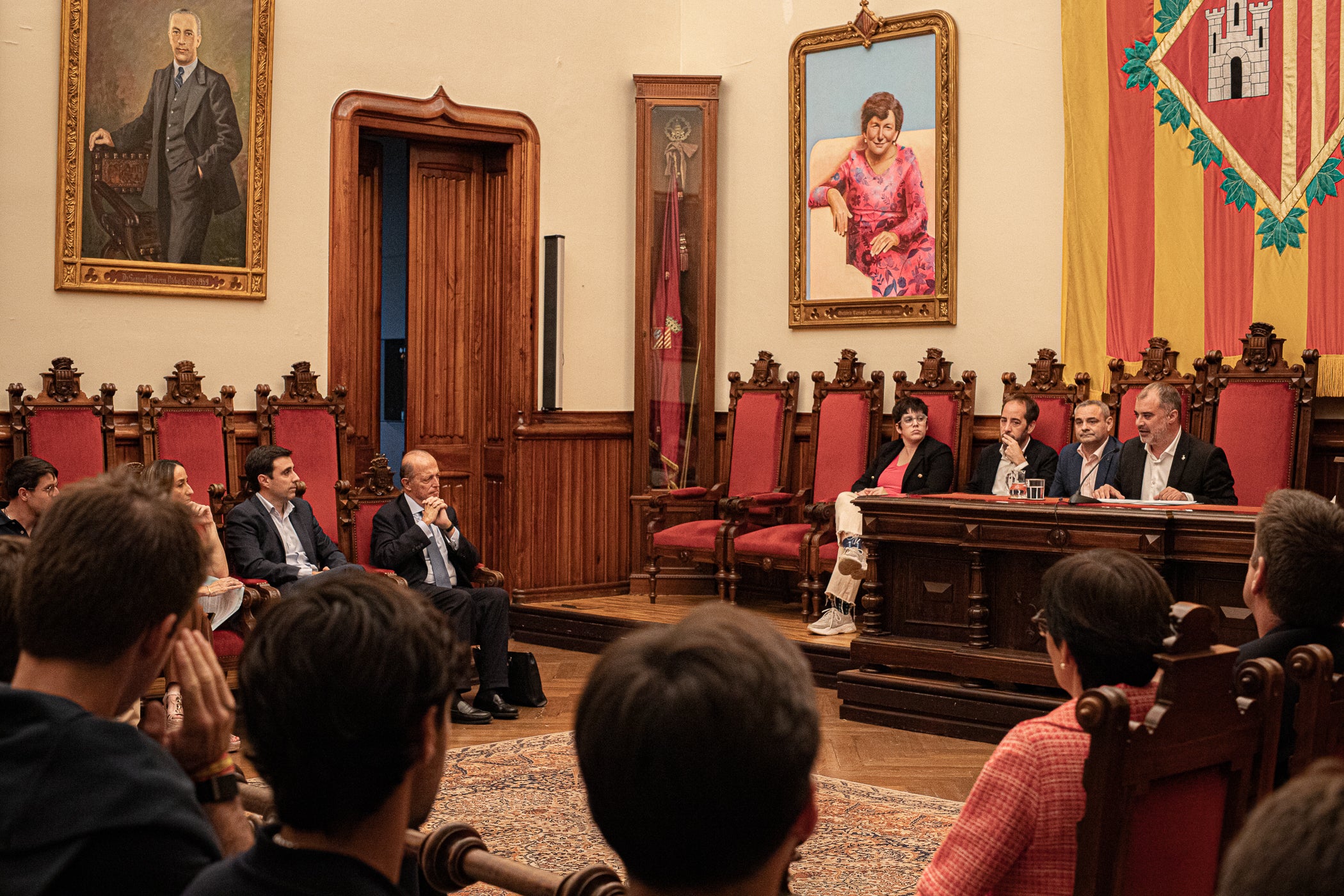 El saló de Plens ha acollit aquest dimarts la recepció institucional als subcampions del món terrassencs d’hoquei i parahoquei amb la selecció espanyola. L’alcalde Jordi Ballart ha donat la benvinguda als esportistes i, posteriorment, han tingut lloc els parlaments institucionals, a càrrec del president de la Federació Espanyola de Hockey, Santiago Deó; del jugador de la selecció espanyola de hockey plus, Alex Lachica; i del jugador de la selecció espanyola absoluta masculina de hockey, Marc Miralles.