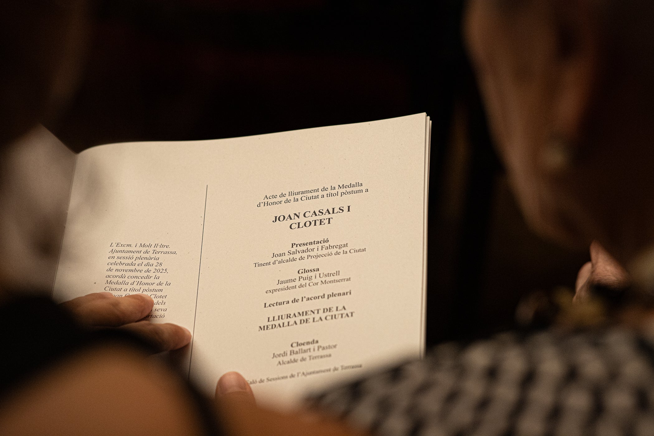 El Saló de Sessions de l'Ajuntament de Terrassa va acollir l'acte de lliurament de la Medalla d'Honor de la Ciutat de Terrassa, a títol pòstum, a Joan Casals i Clotet. L'entrega del guardó, presidida per l'alcalde de Terrassa, Jordi Ballart; reconeix els mèrits de Casals 'per la seva excepcional aportació a la música i a la pedagogia i per la seva vinculació amb Terrassa'. L'expresident del Cor Montserrat, Jaume Puig i Ustrell, va ser l'encarregat de fer la glossa de la figura de Joan Casals i Clotet. Un cop finalitzat els parlaments, el Cor Montserrat va interpretar la cançó 'La Mort de l'Escolà' d'Antoni Nicolau amb text de Jacint Verdaguer | Javi González