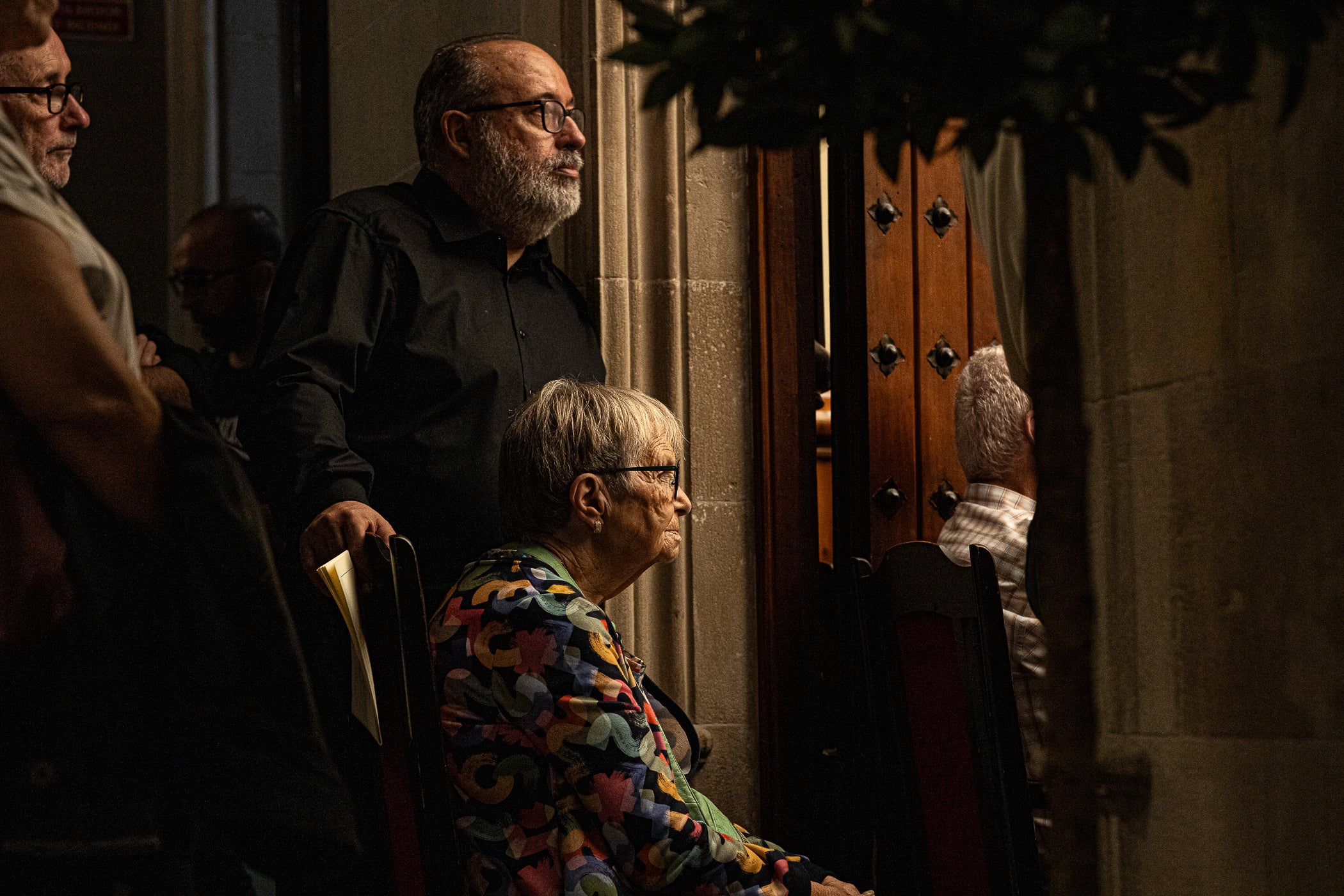 El Saló de Sessions de l'Ajuntament de Terrassa va acollir l'acte de lliurament de la Medalla d'Honor de la Ciutat de Terrassa, a títol pòstum, a Joan Casals i Clotet. L'entrega del guardó, presidida per l'alcalde de Terrassa, Jordi Ballart; reconeix els mèrits de Casals 'per la seva excepcional aportació a la música i a la pedagogia i per la seva vinculació amb Terrassa'. L'expresident del Cor Montserrat, Jaume Puig i Ustrell, va ser l'encarregat de fer la glossa de la figura de Joan Casals i Clotet. Un cop finalitzat els parlaments, el Cor Montserrat va interpretar la cançó 'La Mort de l'Escolà' d'Antoni Nicolau amb text de Jacint Verdaguer | Javi González