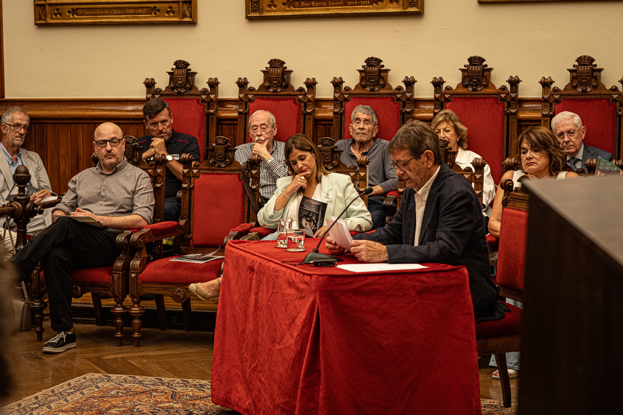 El Saló de Sessions de l'Ajuntament de Terrassa va acollir l'acte de lliurament de la Medalla d'Honor de la Ciutat de Terrassa, a títol pòstum, a Joan Casals i Clotet. Aquest guardó, presidit per l'alcalde de Terrassa, Jordi Ballart; reconeix els mèrits de Casals 'per la seva excepcional aportació a la música i a la pedagogia i per la seva vinculació amb Terrassa'. L'expresident del Cor Montserrat, Jaume Puig i Ustrell, va ser l'encarregat de fer la glossa de la figura de Joan Casals i Clotet. Un cop finalitzat els parlaments, el Cor Montserrat va interpretar la cançó 'La Mort de l'Escolà' d'Antoni Nicolau amb text de Jacint Verdaguer | Javi González
