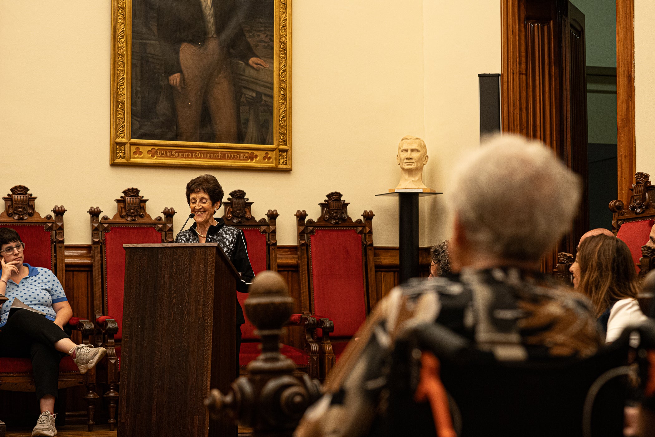 El Saló de Sessions de l'Ajuntament de Terrassa va acollir l'acte de lliurament de la Medalla d'Honor de la Ciutat de Terrassa, a títol pòstum, a Joan Casals i Clotet. L'entrega del guardó, presidida per l'alcalde de Terrassa, Jordi Ballart; reconeix els mèrits de Casals 'per la seva excepcional aportació a la música i a la pedagogia i per la seva vinculació amb Terrassa'. L'expresident del Cor Montserrat, Jaume Puig i Ustrell, va ser l'encarregat de fer la glossa de la figura de Joan Casals i Clotet. Un cop finalitzat els parlaments, el Cor Montserrat va interpretar la cançó 'La Mort de l'Escolà' d'Antoni Nicolau amb text de Jacint Verdaguer | Javi González