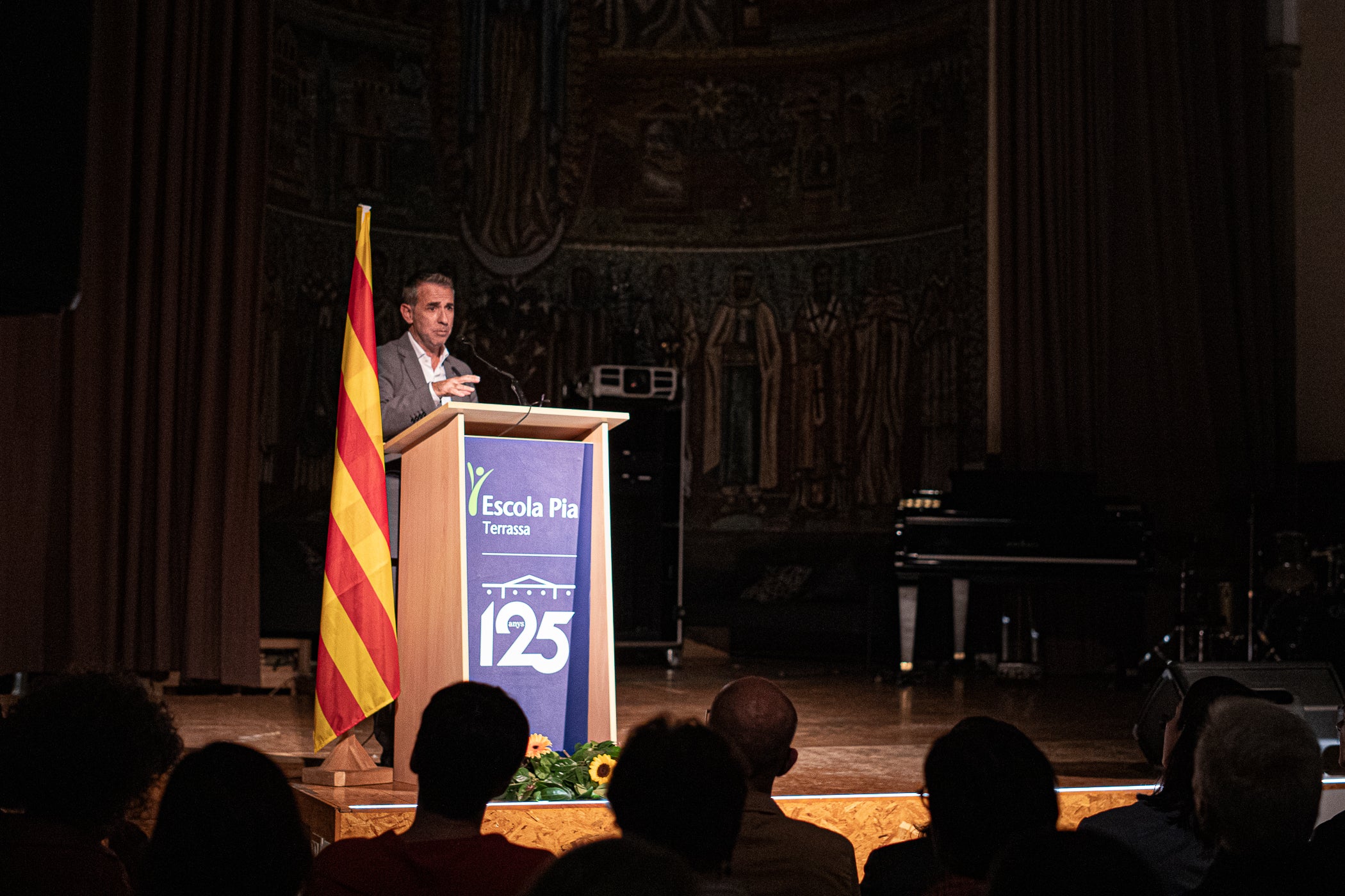 Aquest divendres ha tingut lloc l’acte commemoratiu del 125è aniversari de l’Escola Pia de Terrassa, una celebració que ha reunit representants institucionals, membres de la comunitat educativa, exalumnes i persones vinculades al centre. L’acte ha comptat amb la participació del president del Parlament, Josep Rull, i de l'alcalde Jordi Ballart, i ha inclòs actuacions musicals i una taula rodona amb antics alumnes per repassar la trajectòria de l’escola i la seva vinculació amb la ciutat.