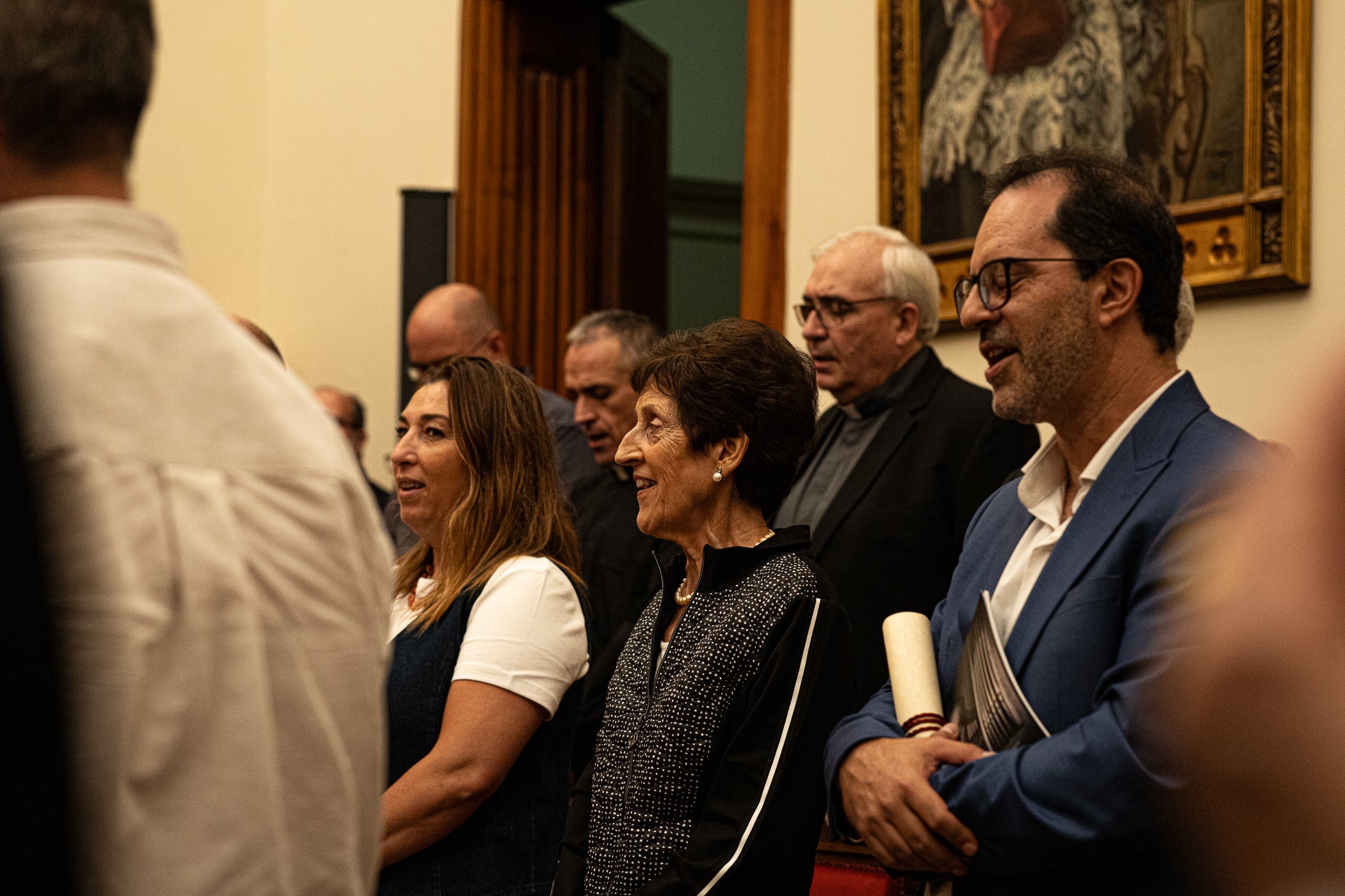 El Saló de Sessions de l'Ajuntament de Terrassa va acollir l'acte de lliurament de la Medalla d'Honor de la Ciutat de Terrassa, a títol pòstum, a Joan Casals i Clotet. L'entrega del guardó, presidida per l'alcalde de Terrassa, Jordi Ballart; reconeix els mèrits de Casals 'per la seva excepcional aportació a la música i a la pedagogia i per la seva vinculació amb Terrassa'. L'expresident del Cor Montserrat, Jaume Puig i Ustrell, va ser l'encarregat de fer la glossa de la figura de Joan Casals i Clotet. Un cop finalitzat els parlaments, el Cor Montserrat va interpretar la cançó 'La Mort de l'Escolà' d'Antoni Nicolau amb text de Jacint Verdaguer | Javi González