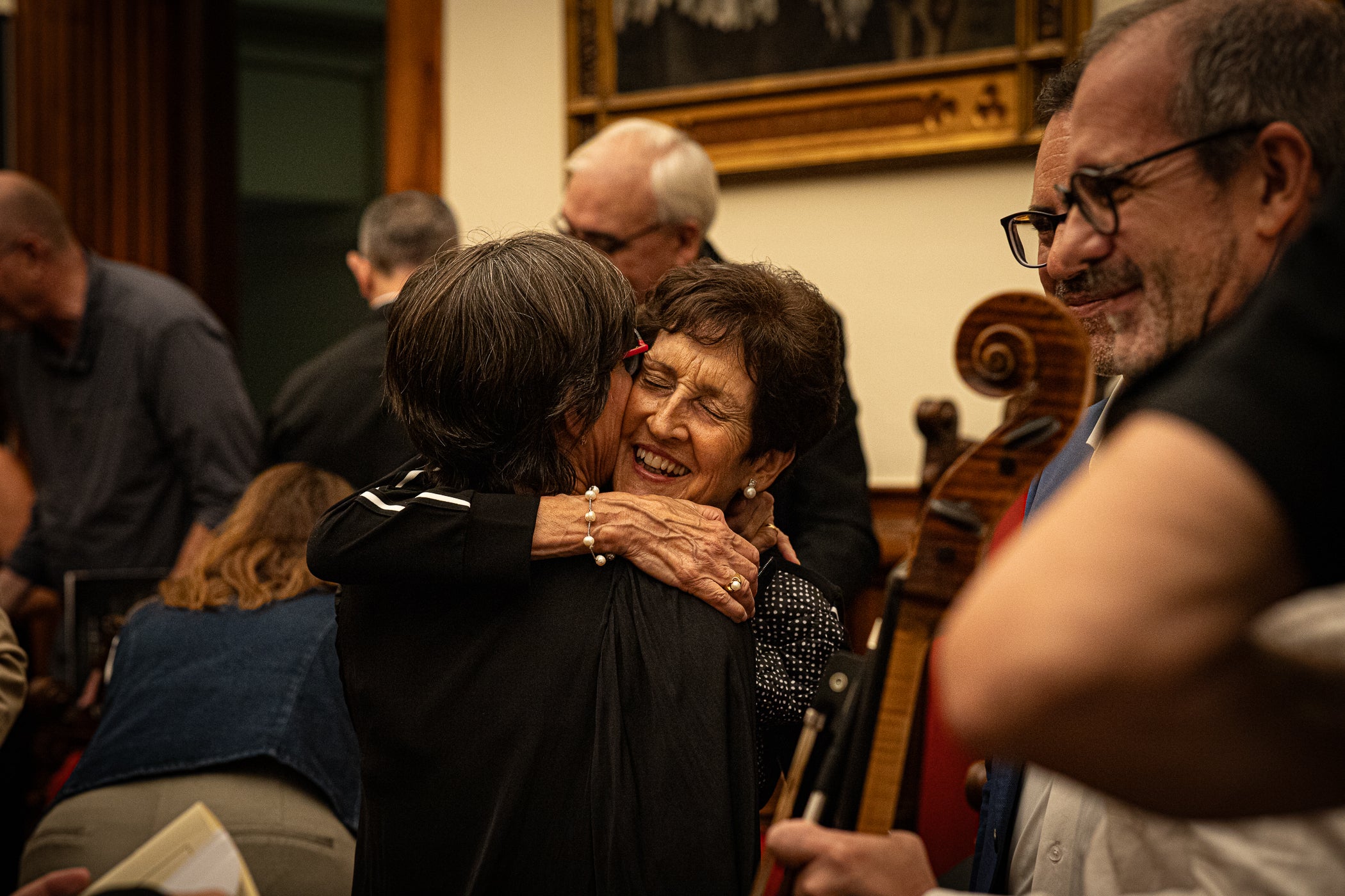 El Saló de Sessions de l'Ajuntament de Terrassa va acollir l'acte de lliurament de la Medalla d'Honor de la Ciutat de Terrassa, a títol pòstum, a Joan Casals i Clotet. L'entrega del guardó, presidida per l'alcalde de Terrassa, Jordi Ballart; reconeix els mèrits de Casals 'per la seva excepcional aportació a la música i a la pedagogia i per la seva vinculació amb Terrassa'. L'expresident del Cor Montserrat, Jaume Puig i Ustrell, va ser l'encarregat de fer la glossa de la figura de Joan Casals i Clotet. Un cop finalitzat els parlaments, el Cor Montserrat va interpretar la cançó 'La Mort de l'Escolà' d'Antoni Nicolau amb text de Jacint Verdaguer | Javi González