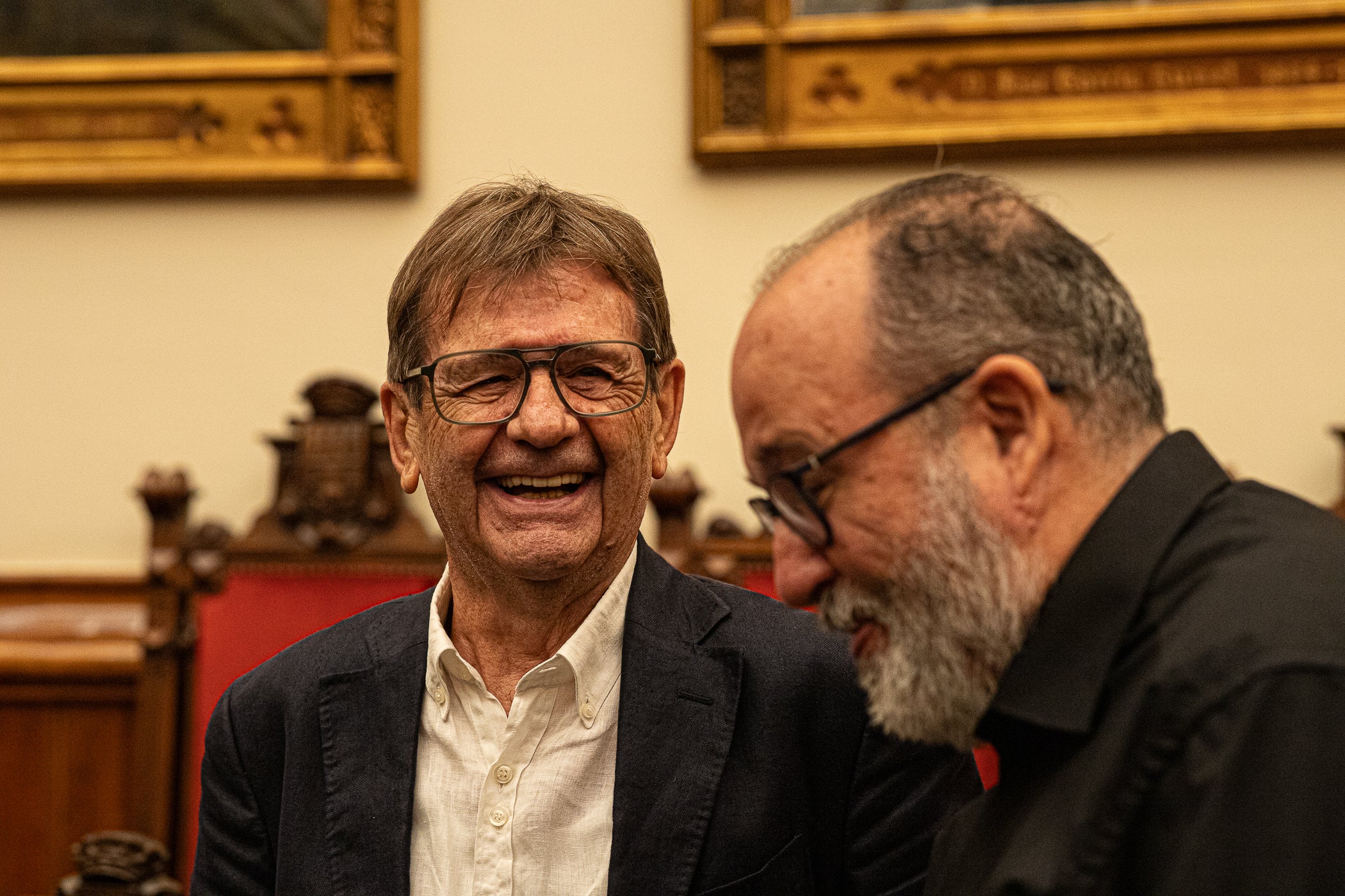 El Saló de Sessions de l'Ajuntament de Terrassa va acollir l'acte de lliurament de la Medalla d'Honor de la Ciutat de Terrassa, a títol pòstum, a Joan Casals i Clotet. L'entrega del guardó, presidida per l'alcalde de Terrassa, Jordi Ballart; reconeix els mèrits de Casals 'per la seva excepcional aportació a la música i a la pedagogia i per la seva vinculació amb Terrassa'. L'expresident del Cor Montserrat, Jaume Puig i Ustrell, va ser l'encarregat de fer la glossa de la figura de Joan Casals i Clotet. Un cop finalitzat els parlaments, el Cor Montserrat va interpretar la cançó 'La Mort de l'Escolà' d'Antoni Nicolau amb text de Jacint Verdaguer | Javi González