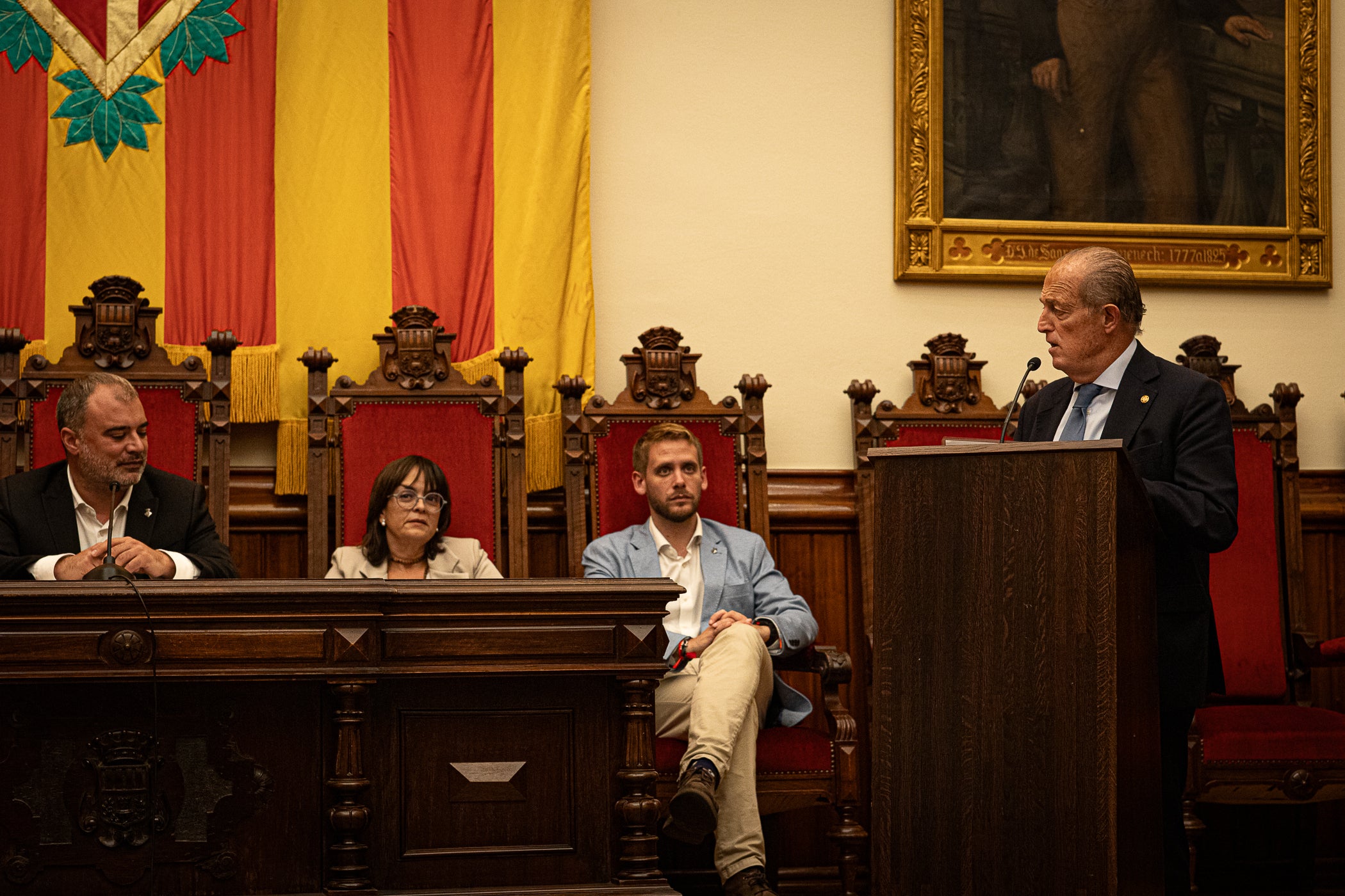 El saló de Plens ha acollit aquest dimarts la recepció institucional als subcampions del món terrassencs d’hoquei i parahoquei amb la selecció espanyola. L’alcalde Jordi Ballart ha donat la benvinguda als esportistes i, posteriorment, han tingut lloc els parlaments institucionals, a càrrec del president de la Federació Espanyola de Hockey, Santiago Deó; del jugador de la selecció espanyola de hockey plus, Alex Lachica; i del jugador de la selecció espanyola absoluta masculina de hockey, Marc Miralles.