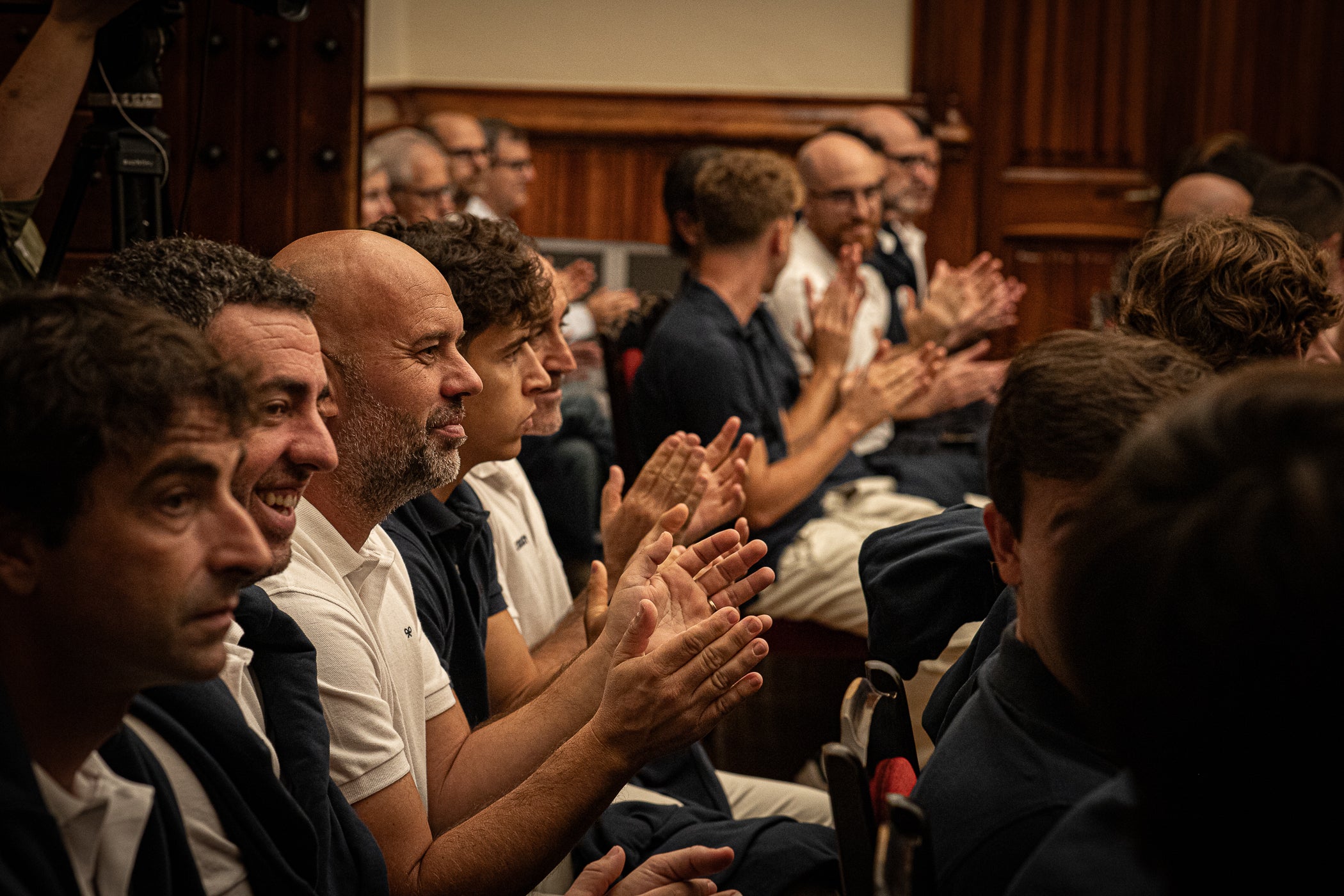 El saló de Plens ha acollit aquest dimarts la recepció institucional als subcampions del món terrassencs d’hoquei i parahoquei amb la selecció espanyola. L’alcalde Jordi Ballart ha donat la benvinguda als esportistes i, posteriorment, han tingut lloc els parlaments institucionals, a càrrec del president de la Federació Espanyola de Hockey, Santiago Deó; del jugador de la selecció espanyola de hockey plus, Alex Lachica; i del jugador de la selecció espanyola absoluta masculina de hockey, Marc Miralles.