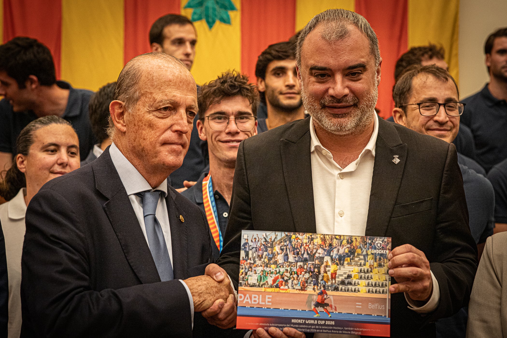 El saló de Plens ha acollit aquest dimarts la recepció institucional als subcampions del món terrassencs d’hoquei i parahoquei amb la selecció espanyola. L’alcalde Jordi Ballart ha donat la benvinguda als esportistes i, posteriorment, han tingut lloc els parlaments institucionals, a càrrec del president de la Federació Espanyola de Hockey, Santiago Deó; del jugador de la selecció espanyola de hockey plus, Alex Lachica; i del jugador de la selecció espanyola absoluta masculina de hockey, Marc Miralles.