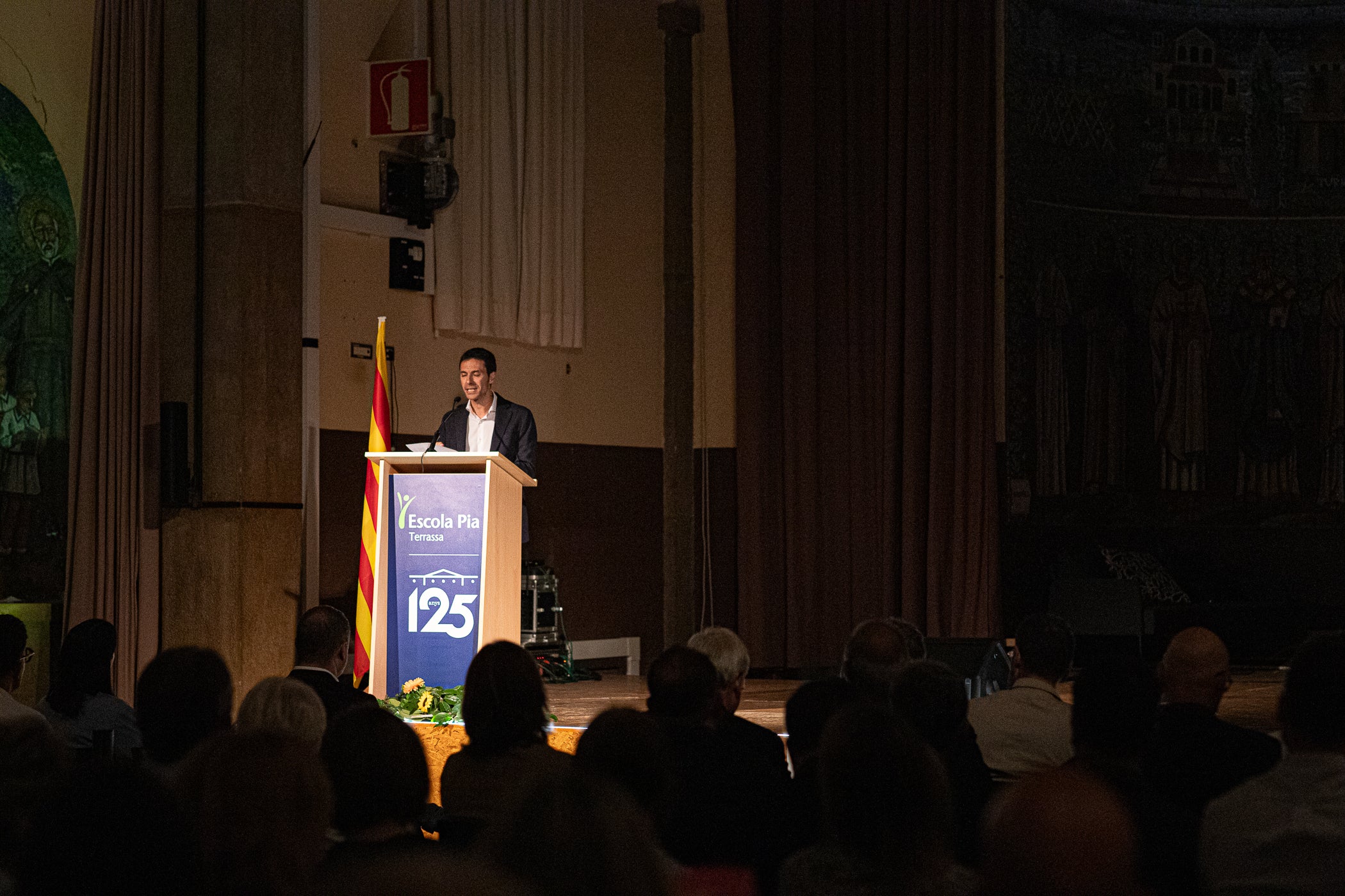 Aquest divendres ha tingut lloc l’acte commemoratiu del 125è aniversari de l’Escola Pia de Terrassa, una celebració que ha reunit representants institucionals, membres de la comunitat educativa, exalumnes i persones vinculades al centre. L’acte ha comptat amb la participació del president del Parlament, Josep Rull, i de l'alcalde Jordi Ballart, i ha inclòs actuacions musicals i una taula rodona amb antics alumnes per repassar la trajectòria de l’escola i la seva vinculació amb la ciutat.