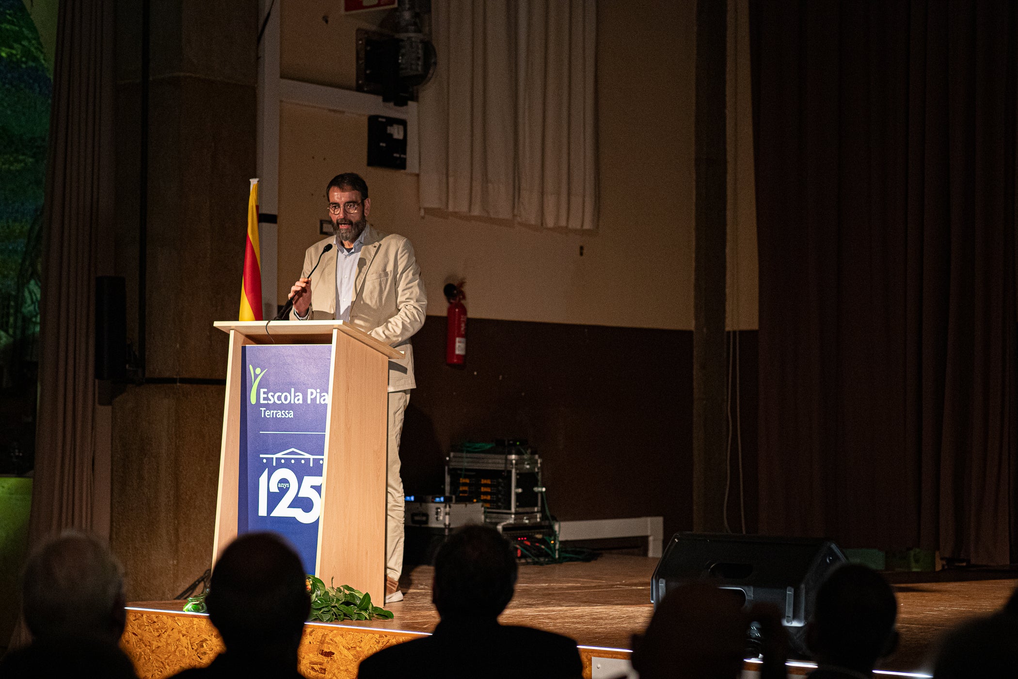 Aquest divendres ha tingut lloc l’acte commemoratiu del 125è aniversari de l’Escola Pia de Terrassa, una celebració que ha reunit representants institucionals, membres de la comunitat educativa, exalumnes i persones vinculades al centre. L’acte ha comptat amb la participació del president del Parlament, Josep Rull, i de l'alcalde Jordi Ballart, i ha inclòs actuacions musicals i una taula rodona amb antics alumnes per repassar la trajectòria de l’escola i la seva vinculació amb la ciutat.