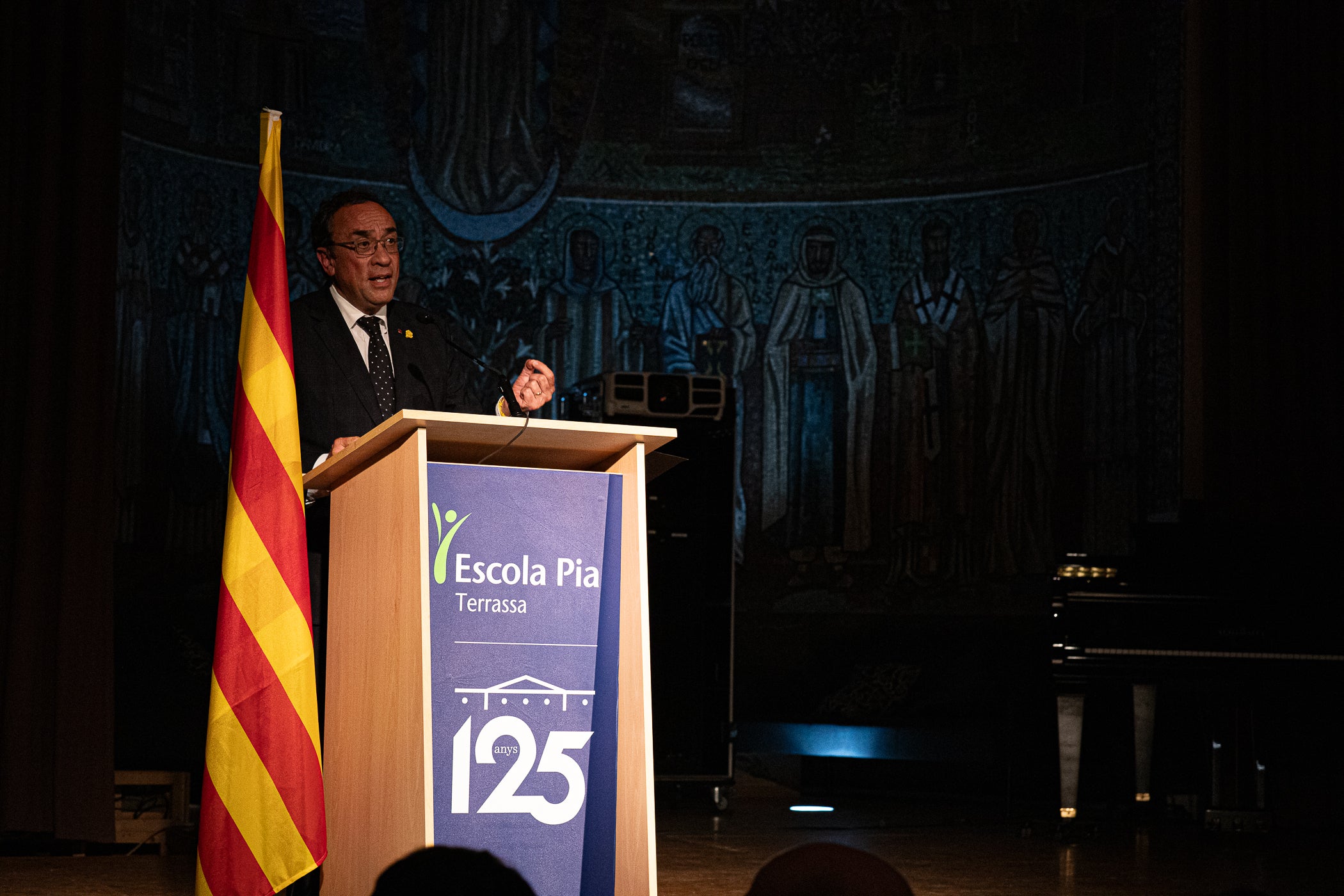 Aquest divendres ha tingut lloc l’acte commemoratiu del 125è aniversari de l’Escola Pia de Terrassa, una celebració que ha reunit representants institucionals, membres de la comunitat educativa, exalumnes i persones vinculades al centre. L’acte ha comptat amb la participació del president del Parlament, Josep Rull, i de l'alcalde Jordi Ballart, i ha inclòs actuacions musicals i una taula rodona amb antics alumnes per repassar la trajectòria de l’escola i la seva vinculació amb la ciutat.