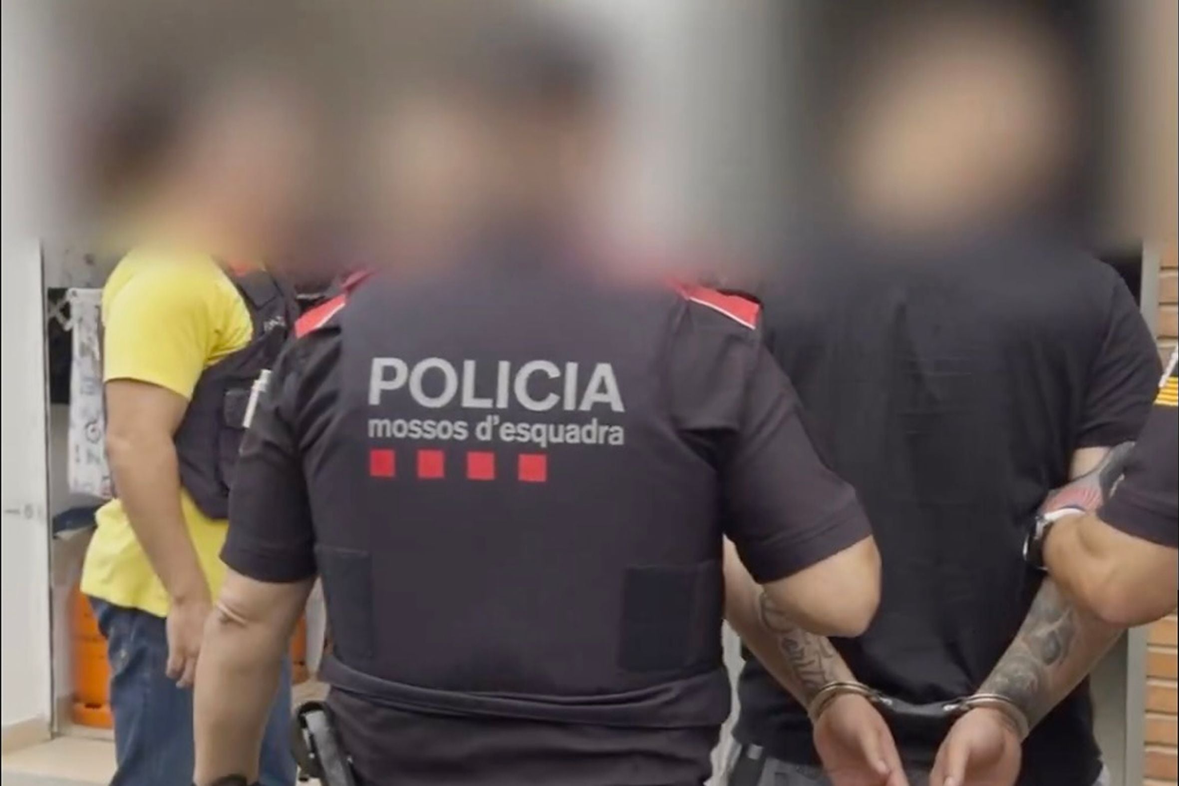 Moment en què els Mossos d'Esquadra condueixen un dels detinguts pel tiroteig a Can Parellada de Terrassa per l'escorcoll d'un dels pisos del barri | Mossos d'Esquadra