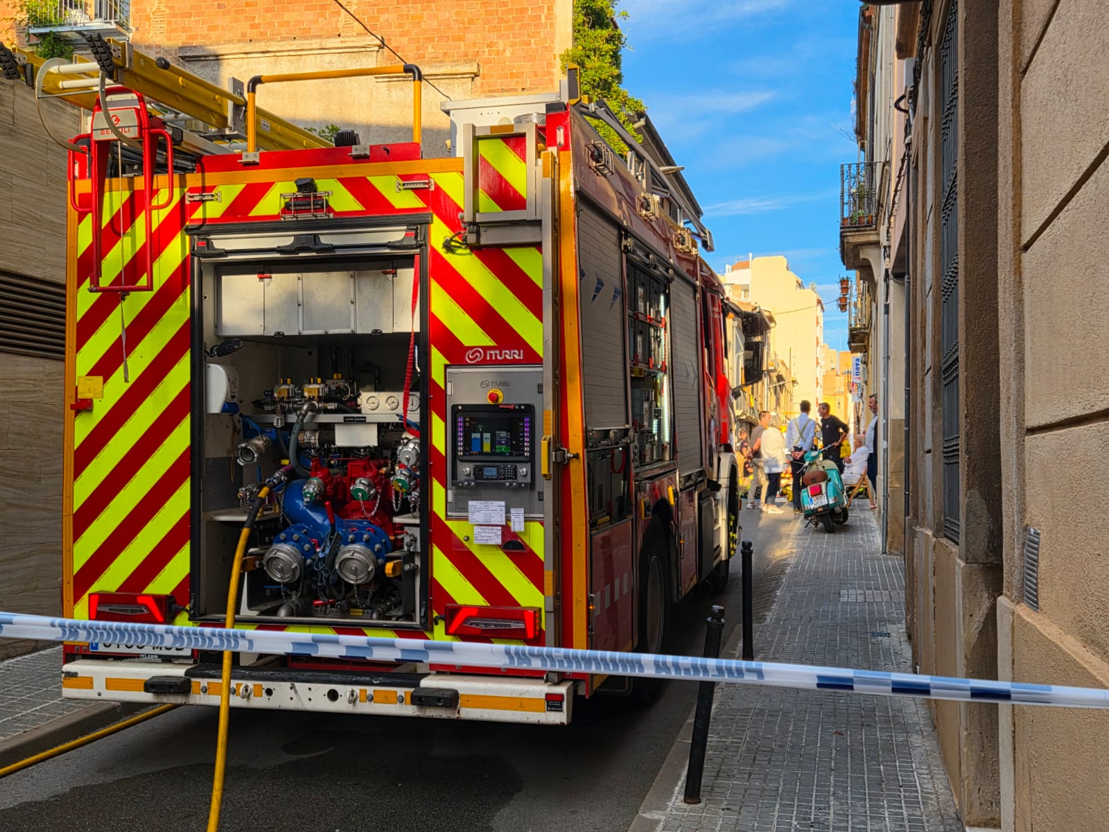 Intervenció dels serveis d'emergència al carrer Sant Jaume per un incendi | Lluïsa Tarrida