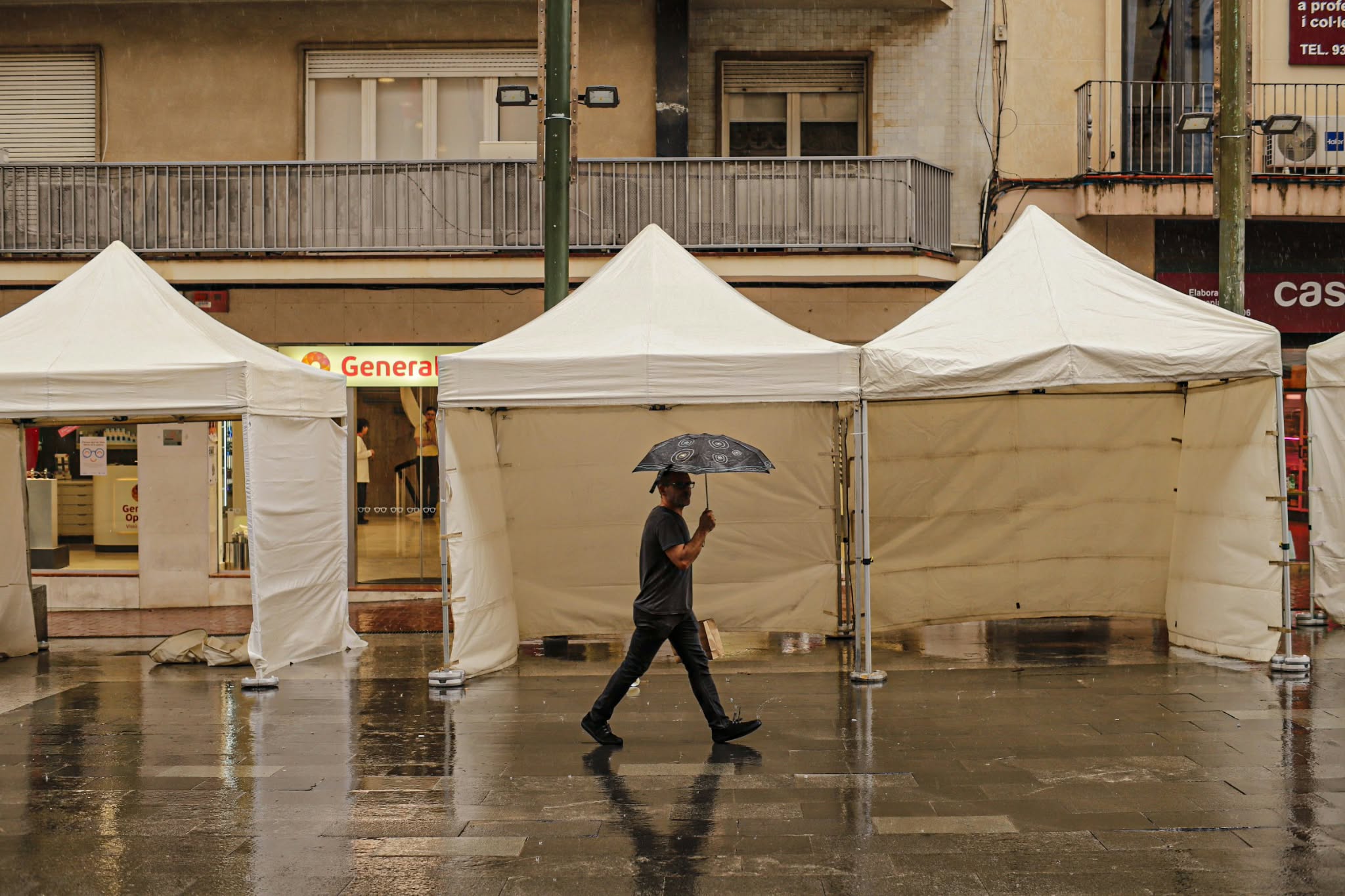 La Fira del Llibre en Català a Terrassa aquest dissabte al raval de Montserrat, organitzada per Consell Local de la República, va tenir dues parts de la jornada completament diferents. Una primera al matí, amb sol, en la qual la trentena de paradistes, amb dues llibreries de la Franja d’Aragó, van comptar amb una animada presència de visitants. I, una segona, a la tarda, en què van haver de plegar a causa de la forta pluja. Malgrat tot, es va poder celebrar a l'atri de l'Ajuntament un dels debats previstos, amb el periodista Xavi Coral fent de moderador i parlant amb els llibreters Àlvar Masllorens i Olga Federico de Professionalitat versus algoritme i les seves particulars comunitats lectores | Javi González