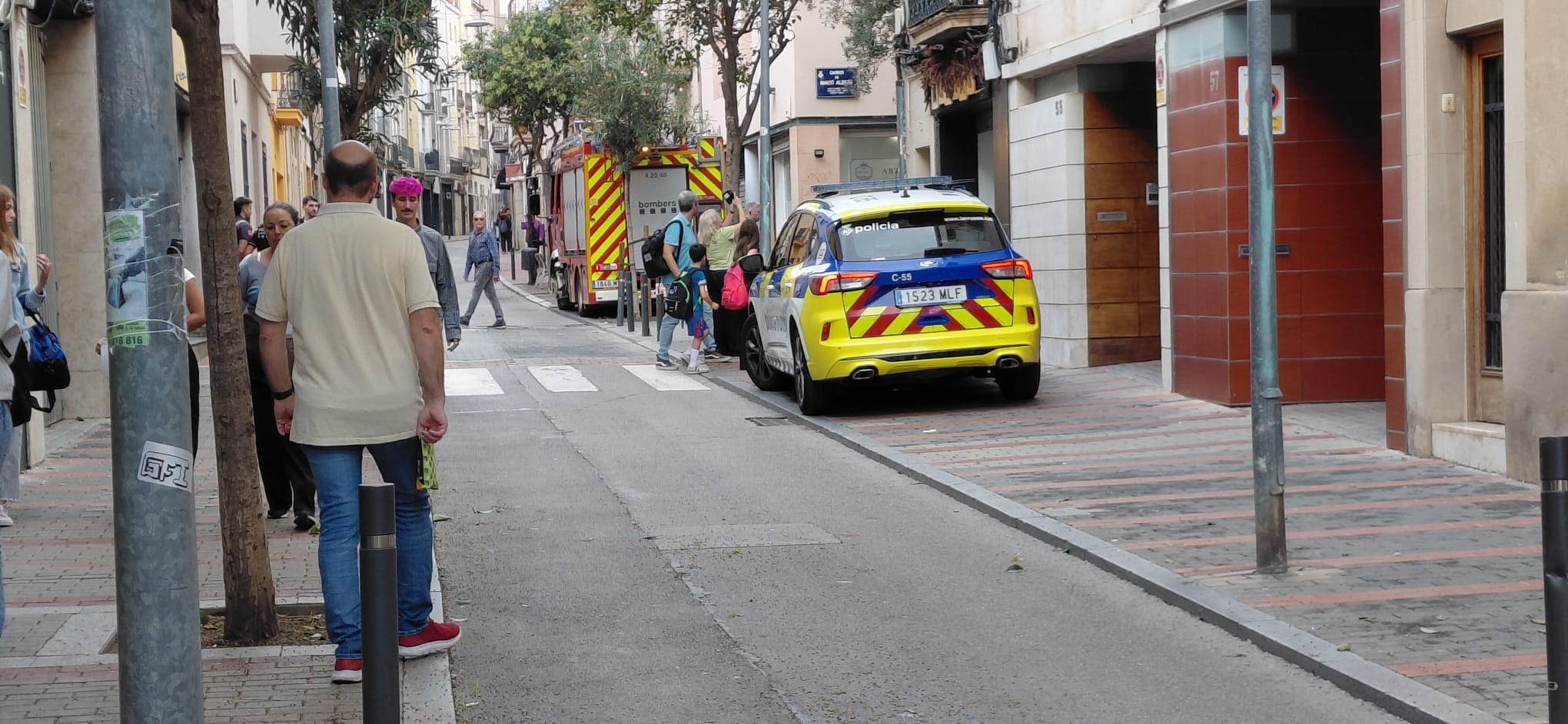 Bombers i Policia Municipal en una actuació al carrer de la Rutlla | F.T.