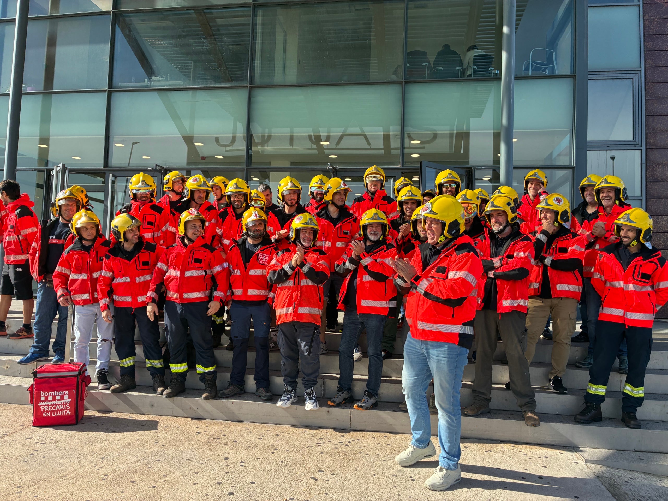 Una trentena de bombers voluntaris catalans, davant dels jutjats de Terrassa pel judici reclamant que la Generalitat els reconegui la seva equiparació laboral, amb el president de l'Associació de Bombers Voluntaris de Catalunya, Josep Maria Alcalà, al capdavant amb les proclames | Vicenç Batalla