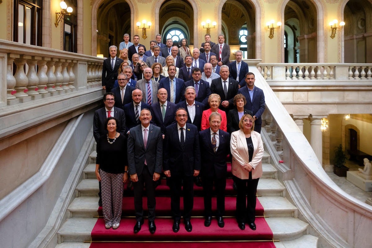 El president del Parlament, Josep Rull, acompanyat dels consellers Romero i Sàmper, presideix la fotografia amb els presidents de les cambres i representants empresarials | Cambra de Comerç de Terrassa

