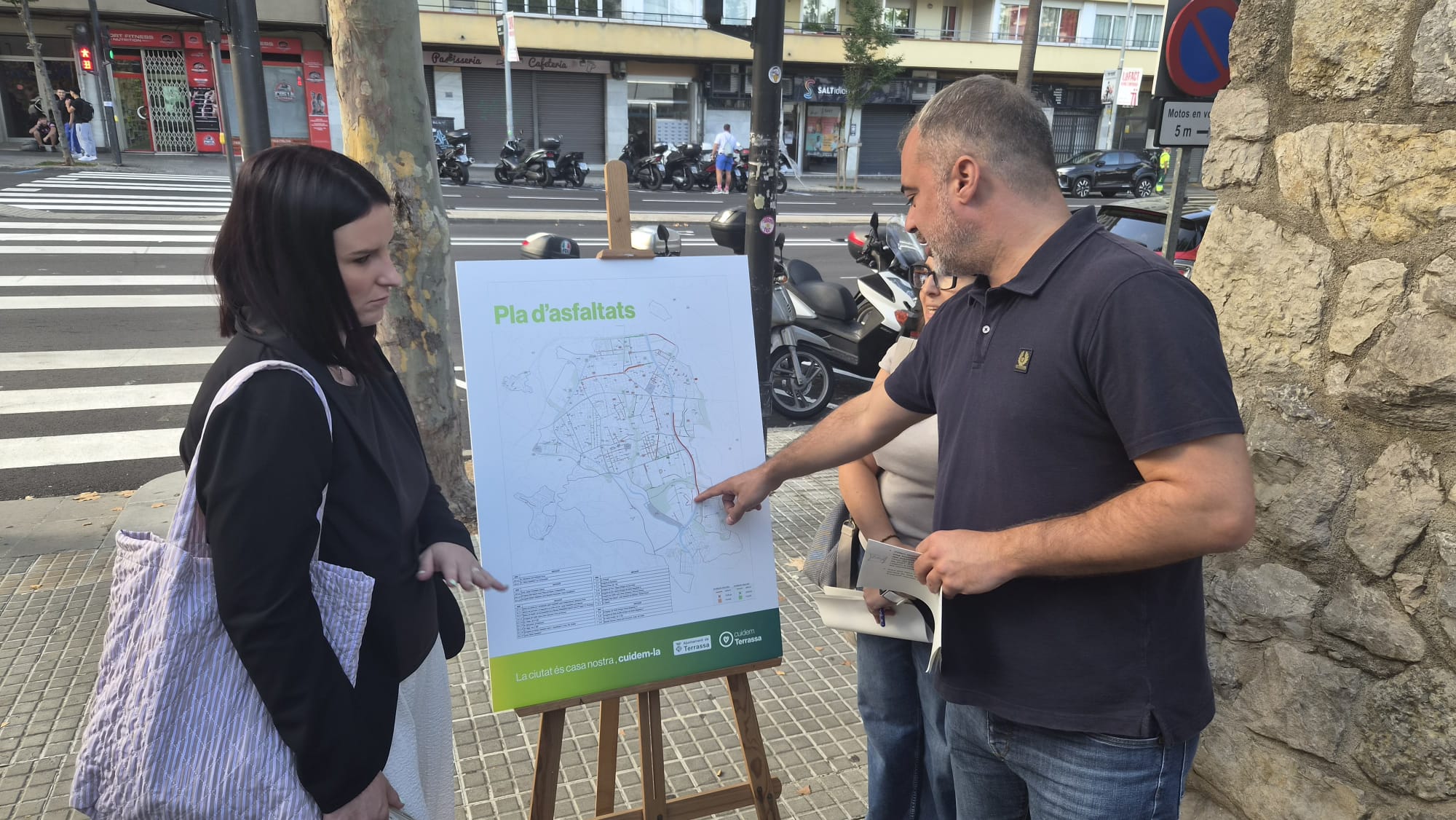 Jordi Ballart, alcalde de Terrassa, presentant les diverses obres de millora del paviment asfàltic a les avingudes de la ciutat | Oriol Manrique
