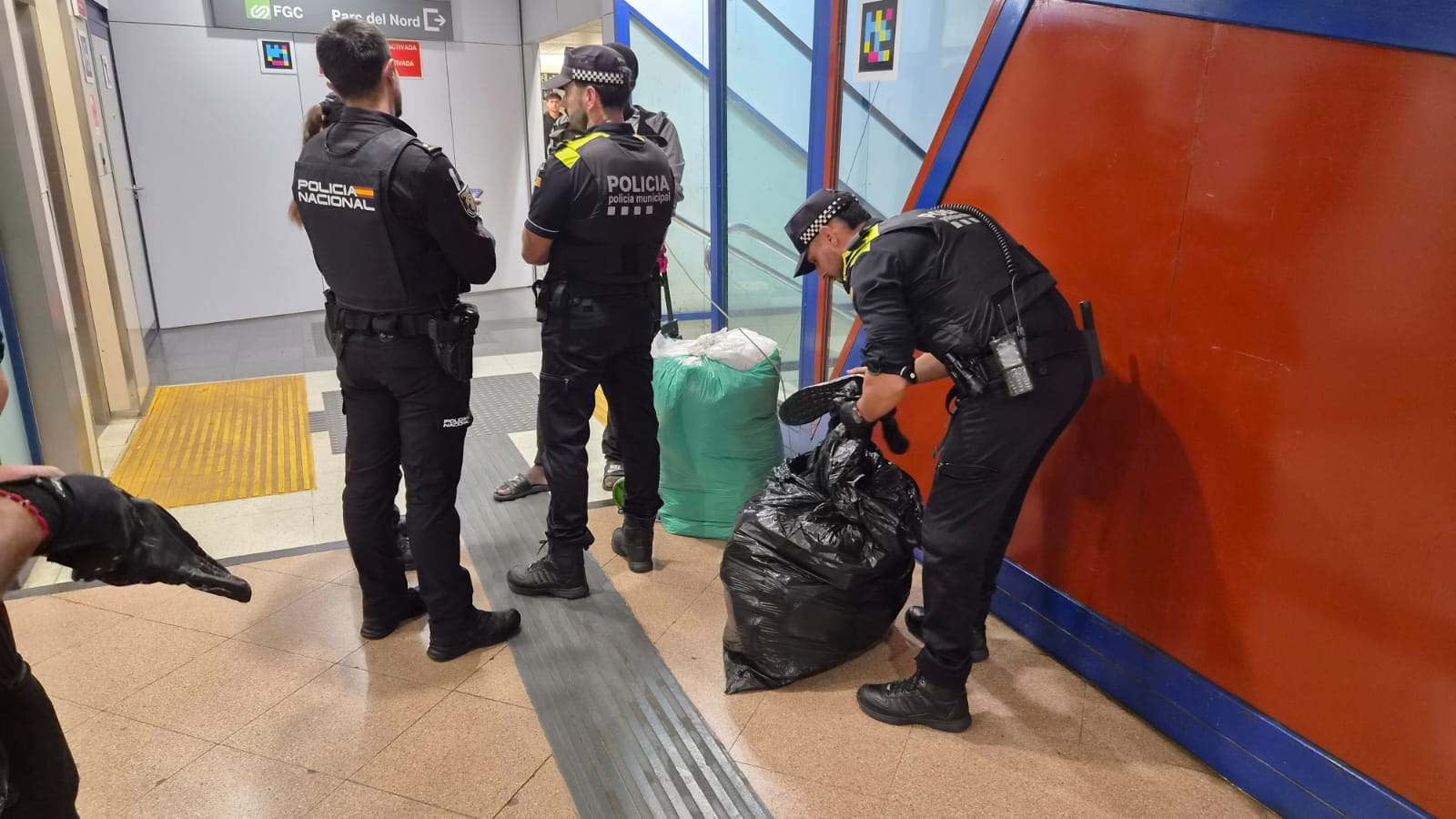 Els Mossos d'Esquadra han desplegat un any més el Pla Kanpai a les estacions de Terrassa. Es tracta d'un dispositiu dissenyat pel cos de policia de la Generalitat de Catalunya que té per objectiu combatre la multireincidència delictiva. En aquesta ocasió, el Pla s'ha desplegat simultàniament a gran part de tot el territori català i ha comptat amb la participació de 1.349 persones, entre Mossos d'Esquadra, policies locals, Policia Nacional, Guàrdia Civil, Protecció Civil i altres cossos de seguretat. Convertint-se així en un dels operatius més grans des que es realitza el Pla Kanpai. A Terrassa, l'operatiu ha comptat amb una vuitantena d'agents que s'han desplegat per les estacions Nord de Renfe i a l'estació Terrassa Rambla d'FGC | Oriol Manrique