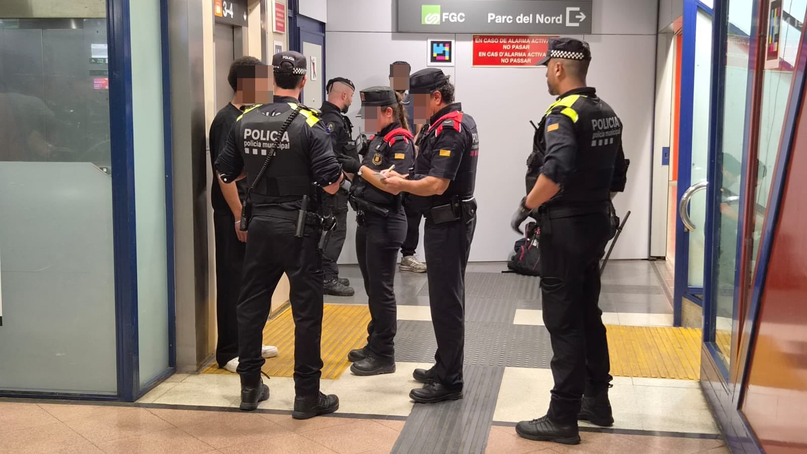 Els Mossos d'Esquadra han desplegat un any més el Pla Kanpai a les estacions de Terrassa. Es tracta d'un dispositiu dissenyat pel cos de policia de la Generalitat de Catalunya que té per objectiu combatre la multireincidència delictiva. En aquesta ocasió, el Pla s'ha desplegat simultàniament a gran part de tot el territori català i ha comptat amb la participació de 1.349 persones, entre Mossos d'Esquadra, policies locals, Policia Nacional, Guàrdia Civil, Protecció Civil i altres cossos de seguretat. Convertint-se així en un dels operatius més grans des que es realitza el Pla Kanpai. A Terrassa, l'operatiu ha comptat amb una vuitantena d'agents que s'han desplegat per les estacions Nord de Renfe i a l'estació Terrassa Rambla d'FGC | Oriol Manrique