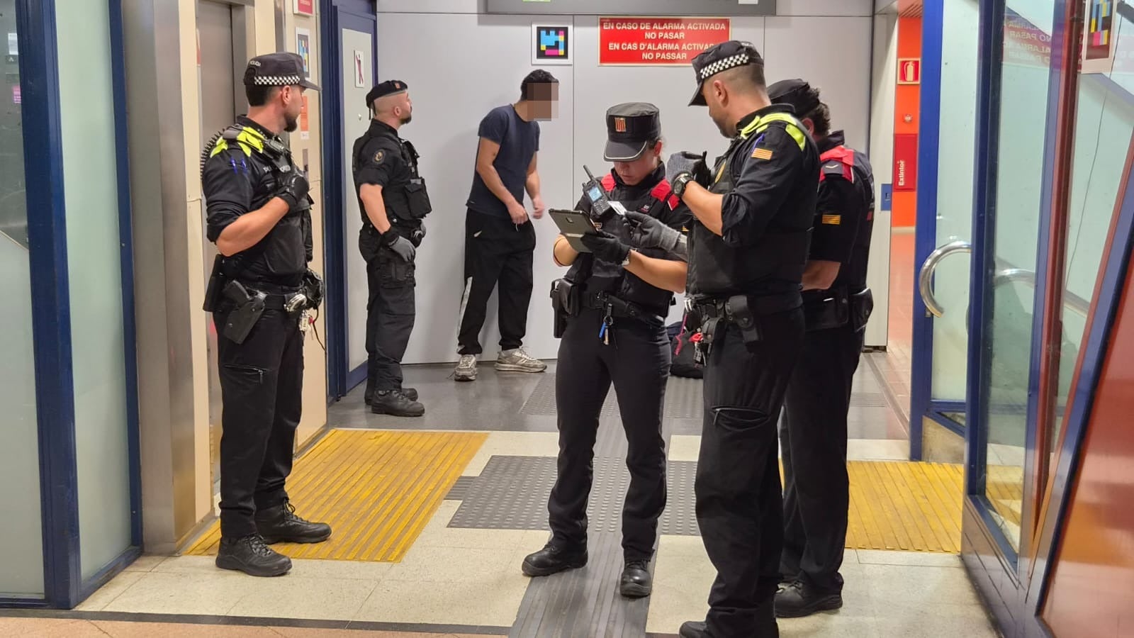 Els Mossos d'Esquadra han desplegat un any més el Pla Kanpai a les estacions de Terrassa. Es tracta d'un dispositiu dissenyat pel cos de policia de la Generalitat de Catalunya que té per objectiu combatre la multireincidència delictiva. En aquesta ocasió, el Pla s'ha desplegat simultàniament a gran part de tot el territori català i ha comptat amb la participació de 1.349 persones, entre Mossos d'Esquadra, policies locals, Policia Nacional, Guàrdia Civil, Protecció Civil i altres cossos de seguretat. Convertint-se així en un dels operatius més grans des que es realitza el Pla Kanpai. A Terrassa, l'operatiu ha comptat amb una vuitantena d'agents que s'han desplegat per les estacions Nord de Renfe i a l'estació Terrassa Rambla d'FGC | Oriol Manrique