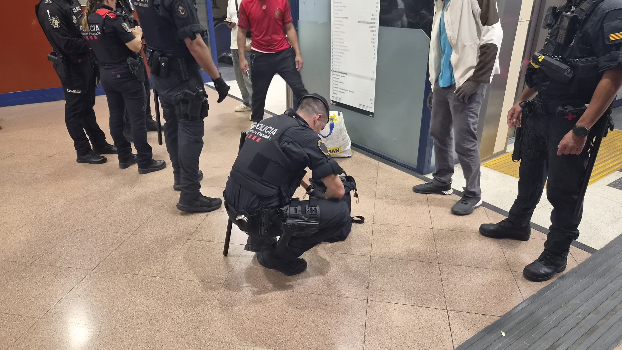 Els Mossos d'Esquadra han desplegat un any més el Pla Kanpai a les estacions de Terrassa. Es tracta d'un dispositiu dissenyat pel cos de policia de la Generalitat de Catalunya que té per objectiu combatre la multireincidència delictiva. En aquesta ocasió, el Pla s'ha desplegat simultàniament a gran part de tot el territori català i ha comptat amb la participació de 1.349 persones, entre Mossos d'Esquadra, policies locals, Policia Nacional, Guàrdia Civil, Protecció Civil i altres cossos de seguretat. Convertint-se així en un dels operatius més grans des que es realitza el Pla Kanpai. A Terrassa, l'operatiu ha comptat amb una vuitantena d'agents que s'han desplegat per les estacions Nord de Renfe i a l'estació Terrassa Rambla d'FGC | Oriol Manrique