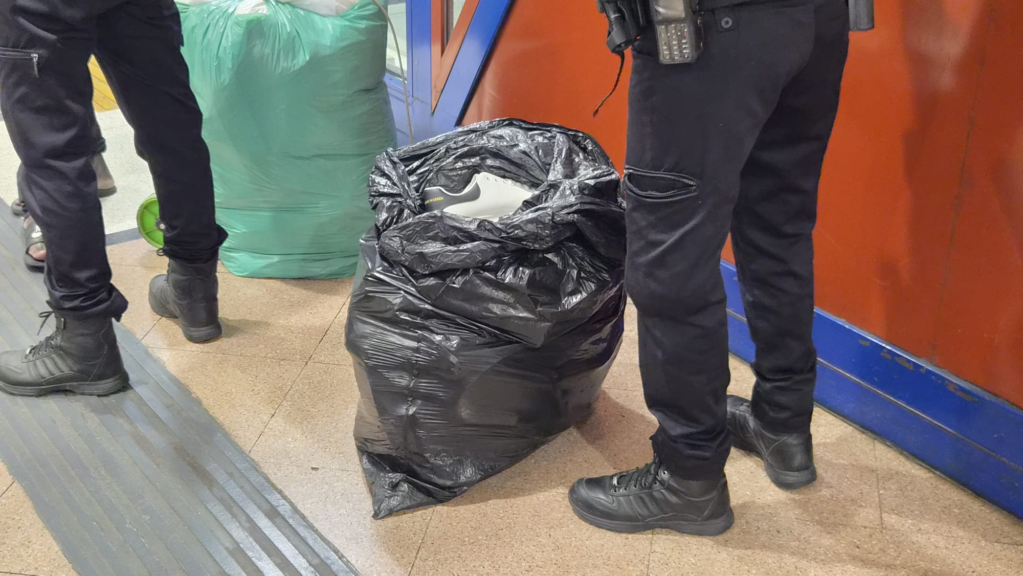 Els Mossos d'Esquadra han desplegat un any més el Pla Kanpai a les estacions de Terrassa. Es tracta d'un dispositiu dissenyat pel cos de policia de la Generalitat de Catalunya que té per objectiu combatre la multireincidència delictiva. En aquesta ocasió, el Pla s'ha desplegat simultàniament a gran part de tot el territori català i ha comptat amb la participació de 1.349 persones, entre Mossos d'Esquadra, policies locals, Policia Nacional, Guàrdia Civil, Protecció Civil i altres cossos de seguretat. Convertint-se així en un dels operatius més grans des que es realitza el Pla Kanpai. A Terrassa, l'operatiu ha comptat amb una vuitantena d'agents que s'han desplegat per les estacions Nord de Renfe i a l'estació Terrassa Rambla d'FGC | Oriol Manrique