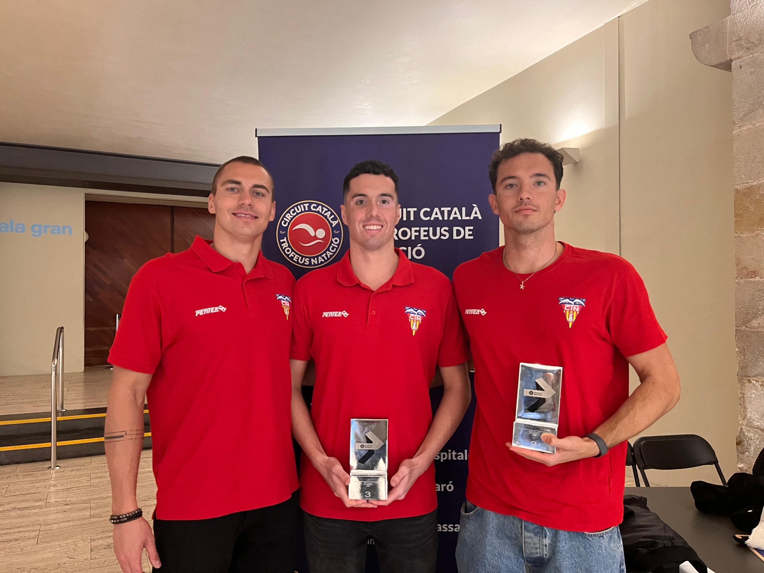 Fotografia del CN Terrassa amb tres representants de l'equip: Alex Ahtiainen, Héctor Morales i Guillem Ramia | CN Terrassa