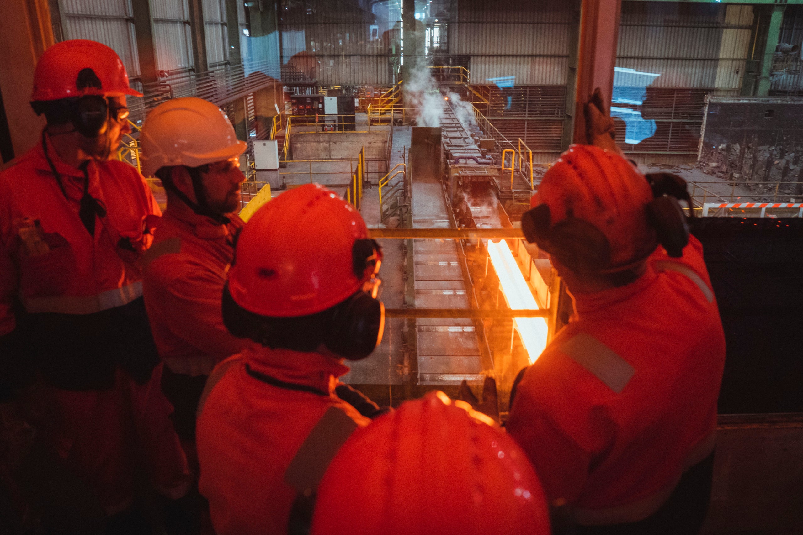 Operaris de Celsa Group a la fàbrica de Castellbisbal | ACN