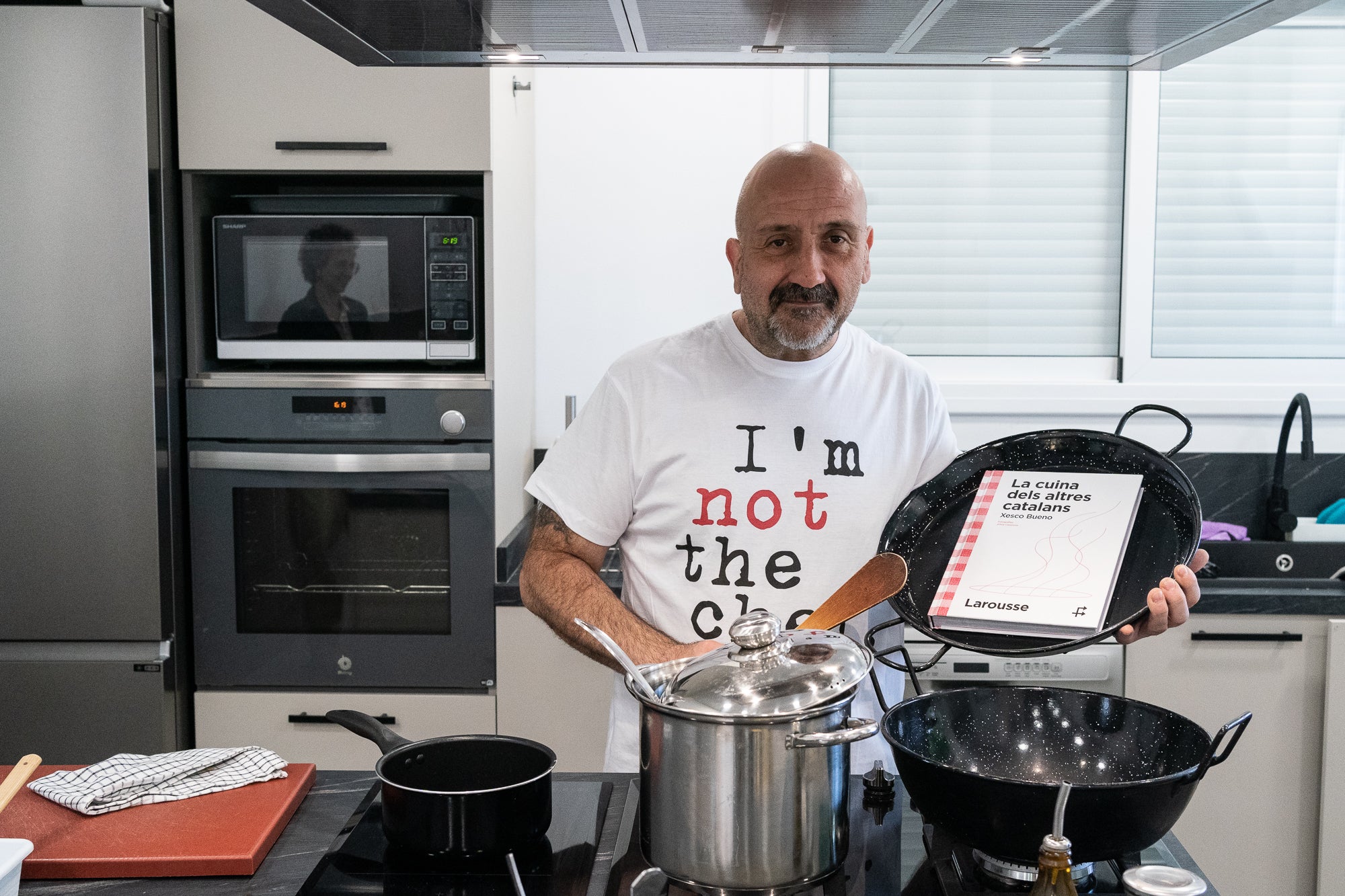 El cuiner Xesco Bueno homenatja la gastronomia dels seus orígens a 'La cuina dels altres catalans'/ Mireia Comas