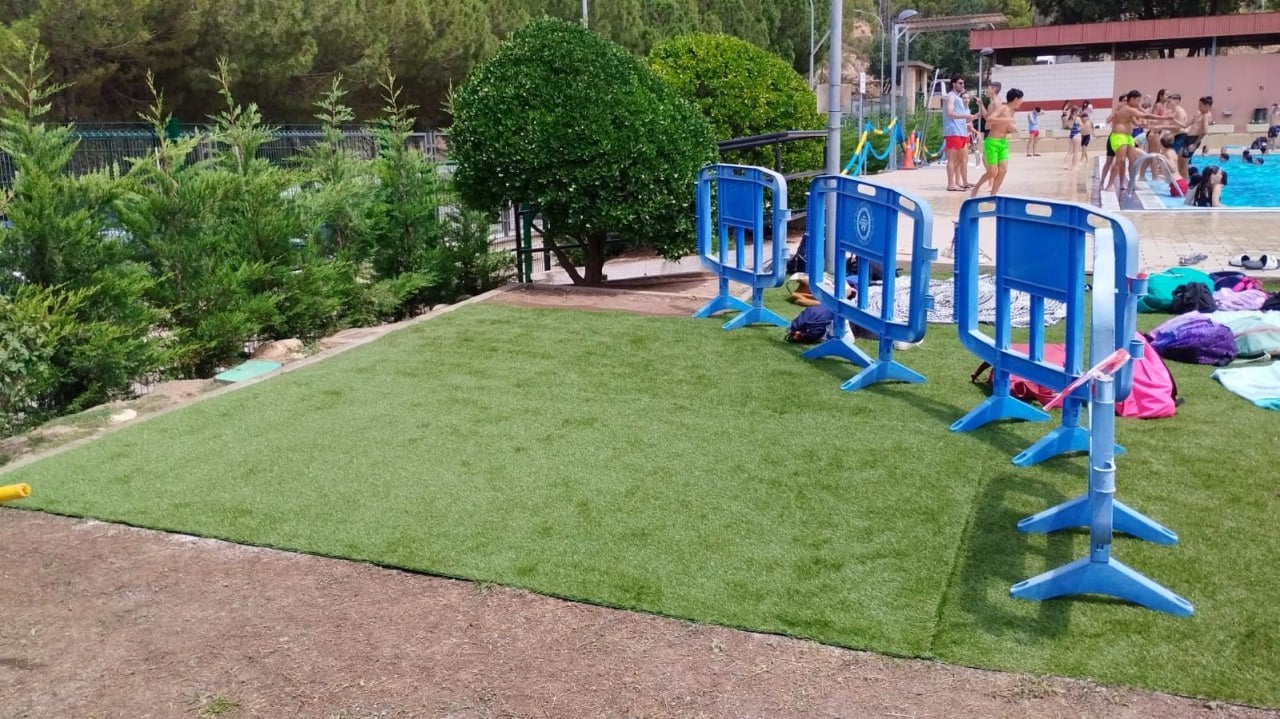 Zona de 'peus nets' amb la nova gespa artificial | Aj. Castellbisbal