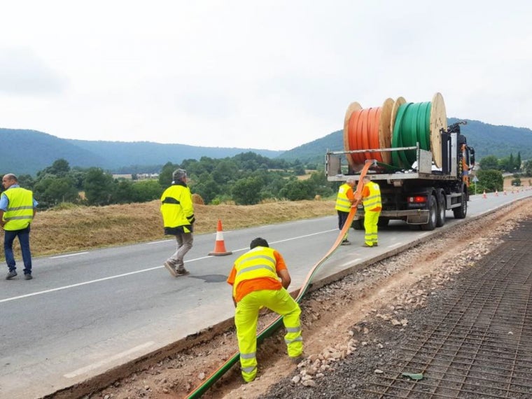 Treballs de cablejat de fibra òptica  | Cedida (Diputació de Barcelona)