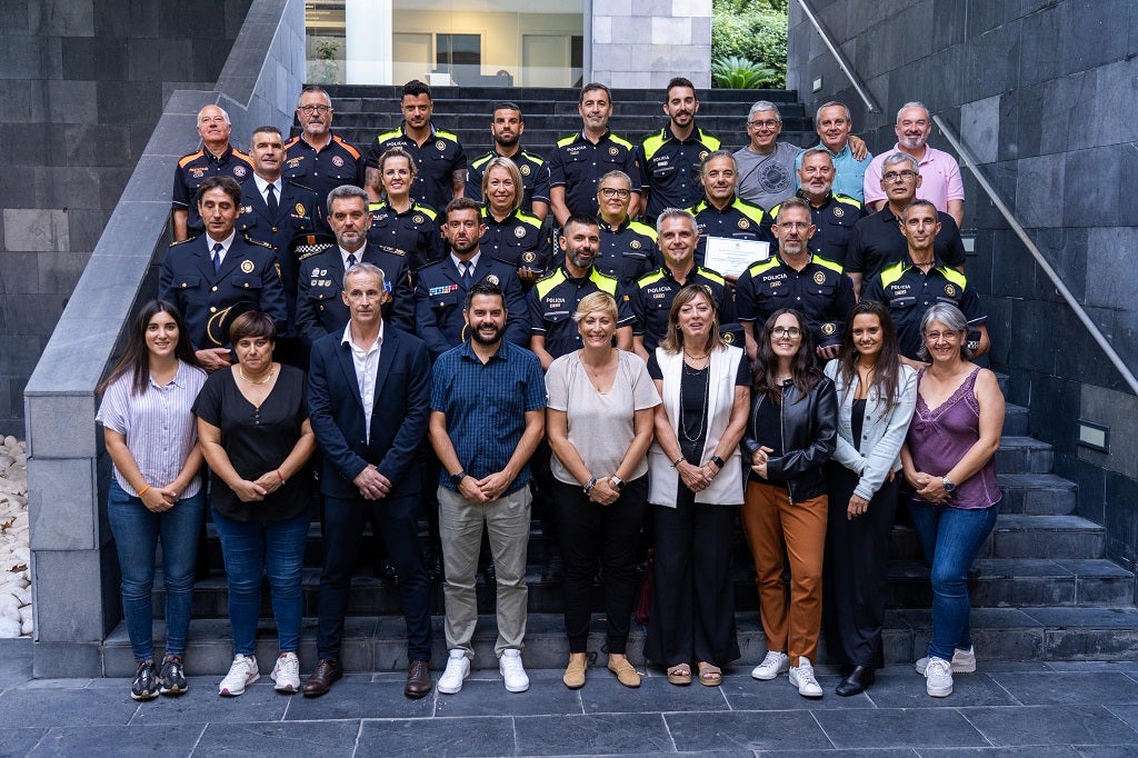 L'equip de govern amb algunes de les persones i col·lectius que han rebut reconeixements durant l'acte / Aleix Mateu. Via Ajuntament de Castellbisbal
