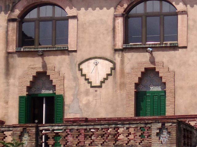 Rellotge de sol situat a la façana ponent de Can Pedrerol / Diputació de Barcelona