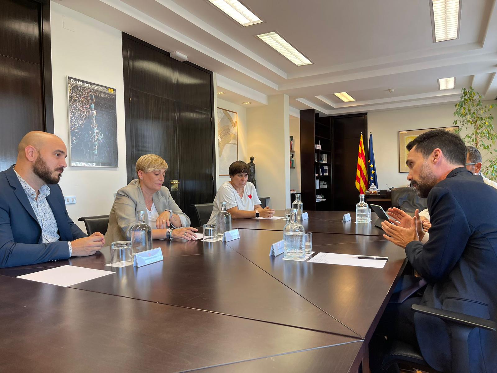 Reunió entre Dolors Conde i el conseller d'indústria, Roger Torrent / Generalitat de Catalunya. Via Ajuntament de Castellbisbal