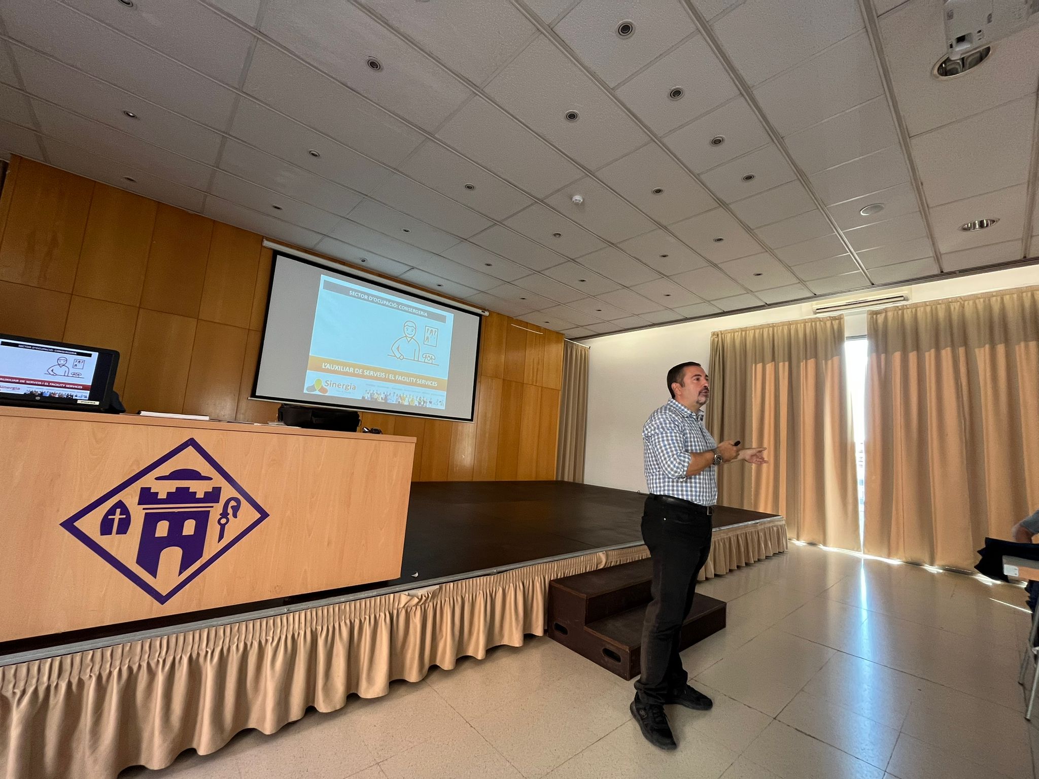 Sessió informativa del curs d'auxiliar de serveis / Servei d'Ocupació i Formació de Castellbisbal