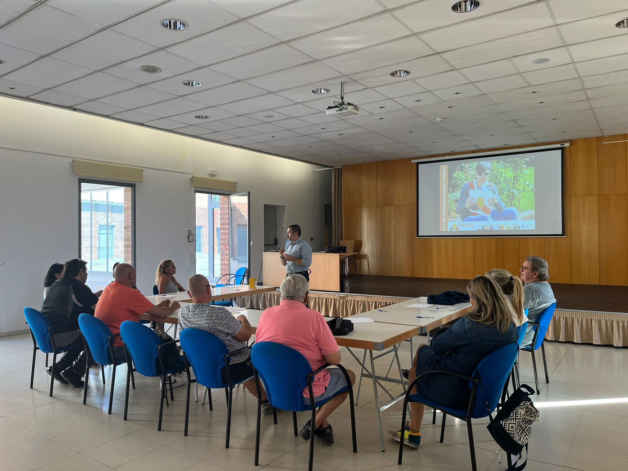 Sessió informativa del curs d'auxiliar de serveis / Servei d'Ocupació i Formació de Castellbisbal