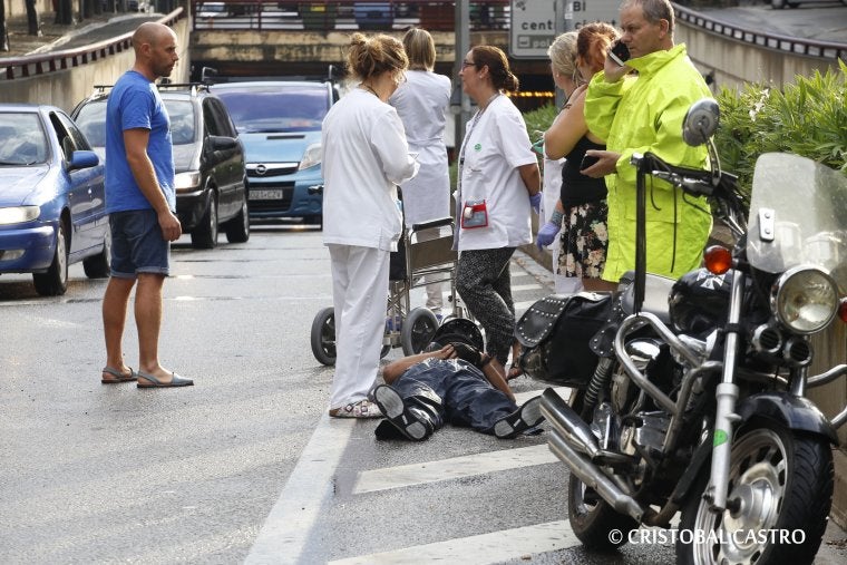 Personal sanitari socorrent a un motorista | Cristóbal Castro