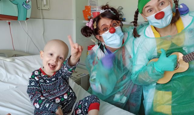 Els membres de Papallupas actuant a un hospital / Papallupas