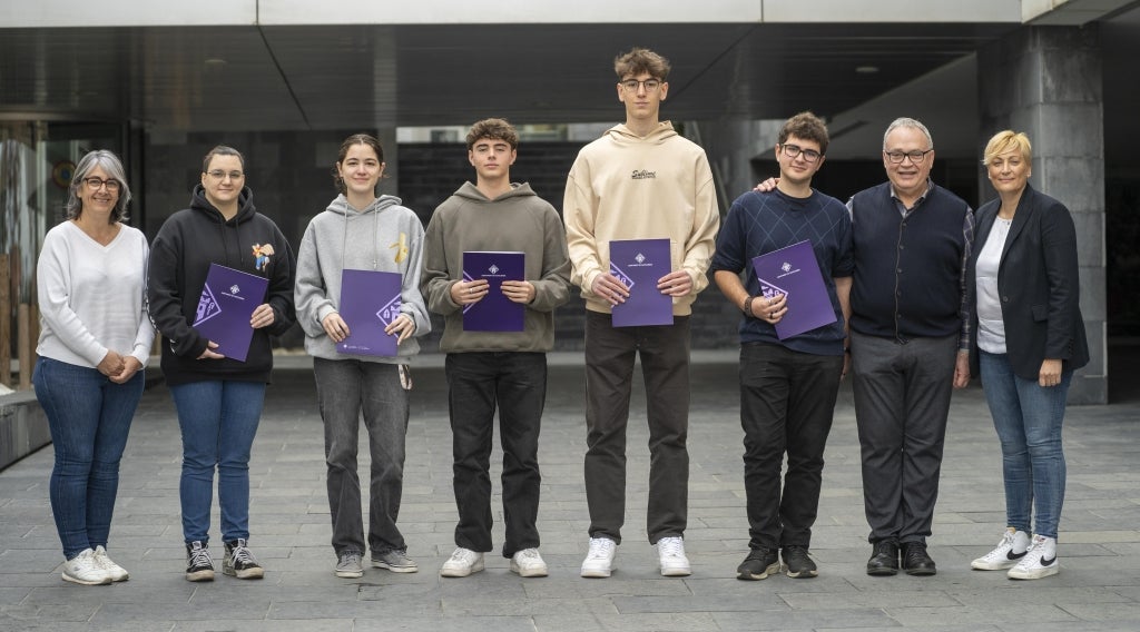 Alumnes del municipi premiats amb les beques als millors expedients de batxillerat i cicles formatius / Aleix Mateu. Via Ajuntament