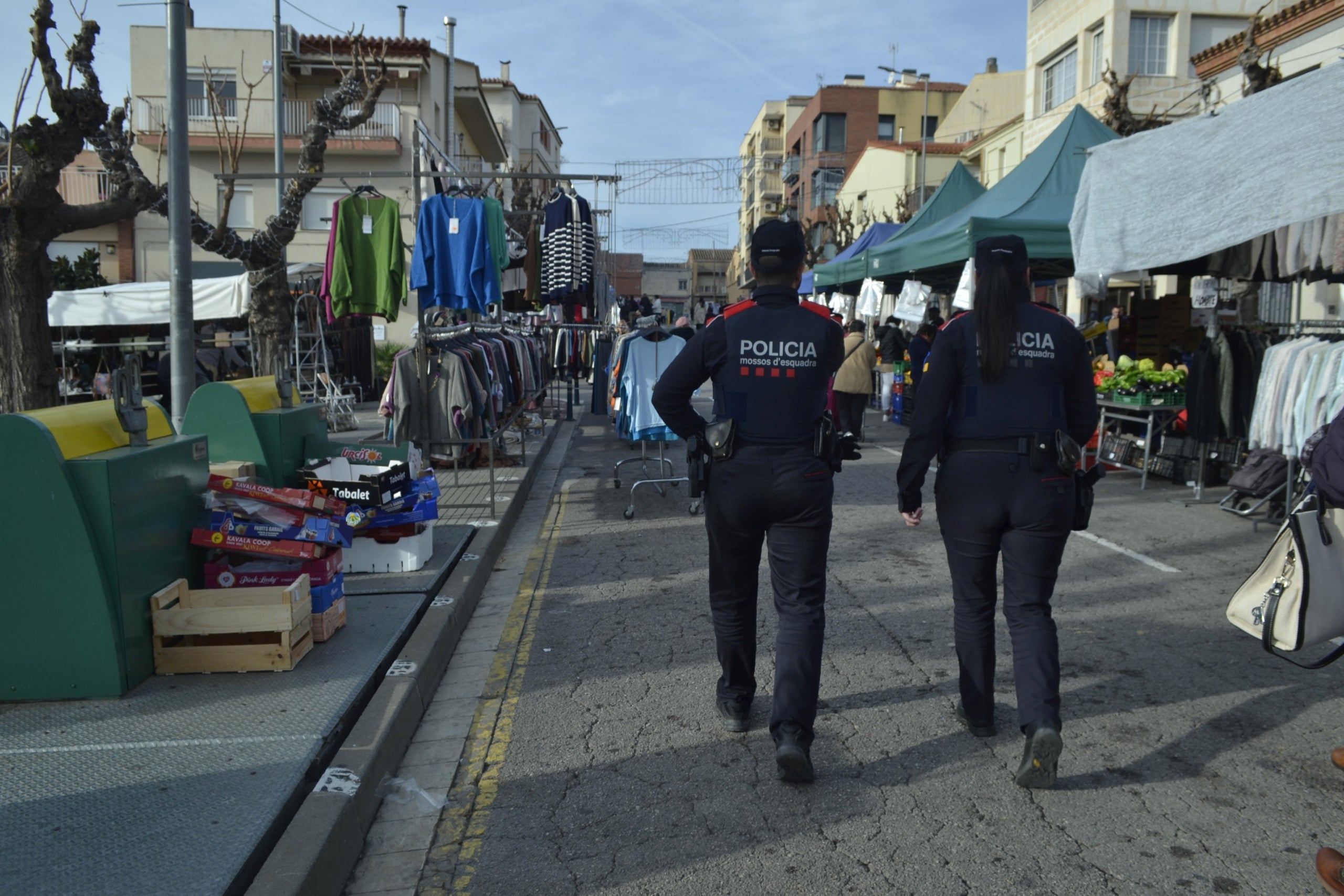 Dos agents dels Mossos d'Esquadra patrullant pel mercat setmanal de Castellbisbal / Júlia Martínez