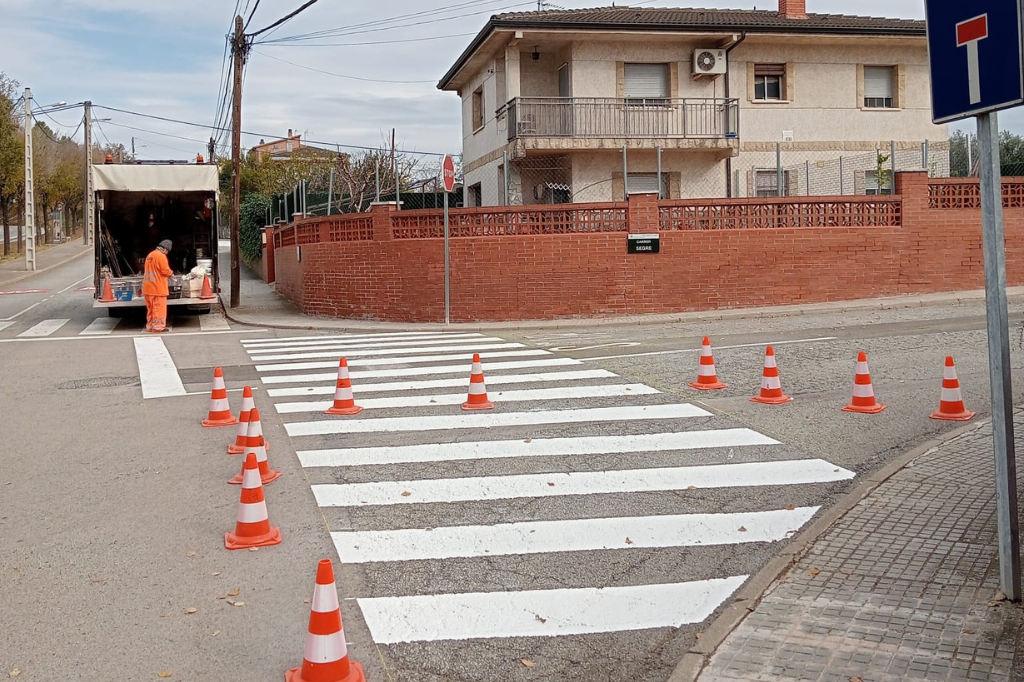 Les obres pretenen incrementar la seguretat viària al municipi, millorant les condicions de la senyalització als carrers / Ajuntament de Castellbisbal
