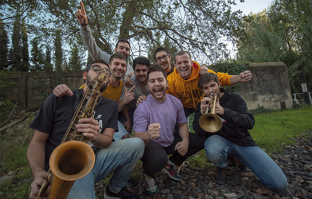 Concert: Músics de Carrer, tribut a Txarango / Els Costals