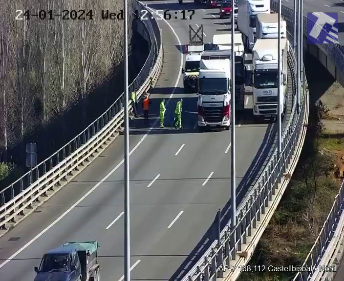 Una topada entre dos camions deixa un sol carril a l'AP-7 a Castellbisbal / Trànsit