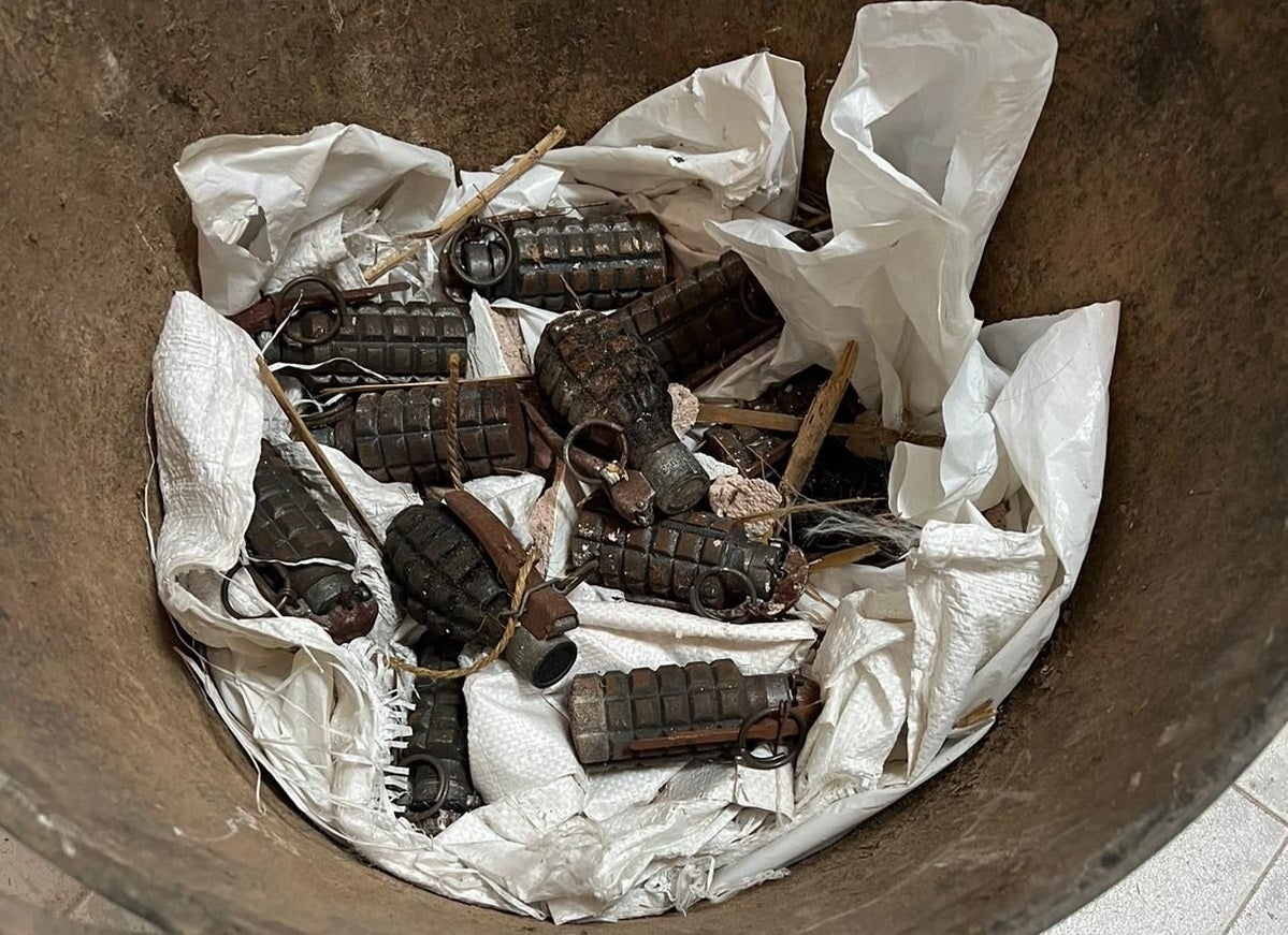 Granades de la Guerra Civil trobades en el fals sostre de l'habitatge en obres / Ajuntament de Castellbisbal