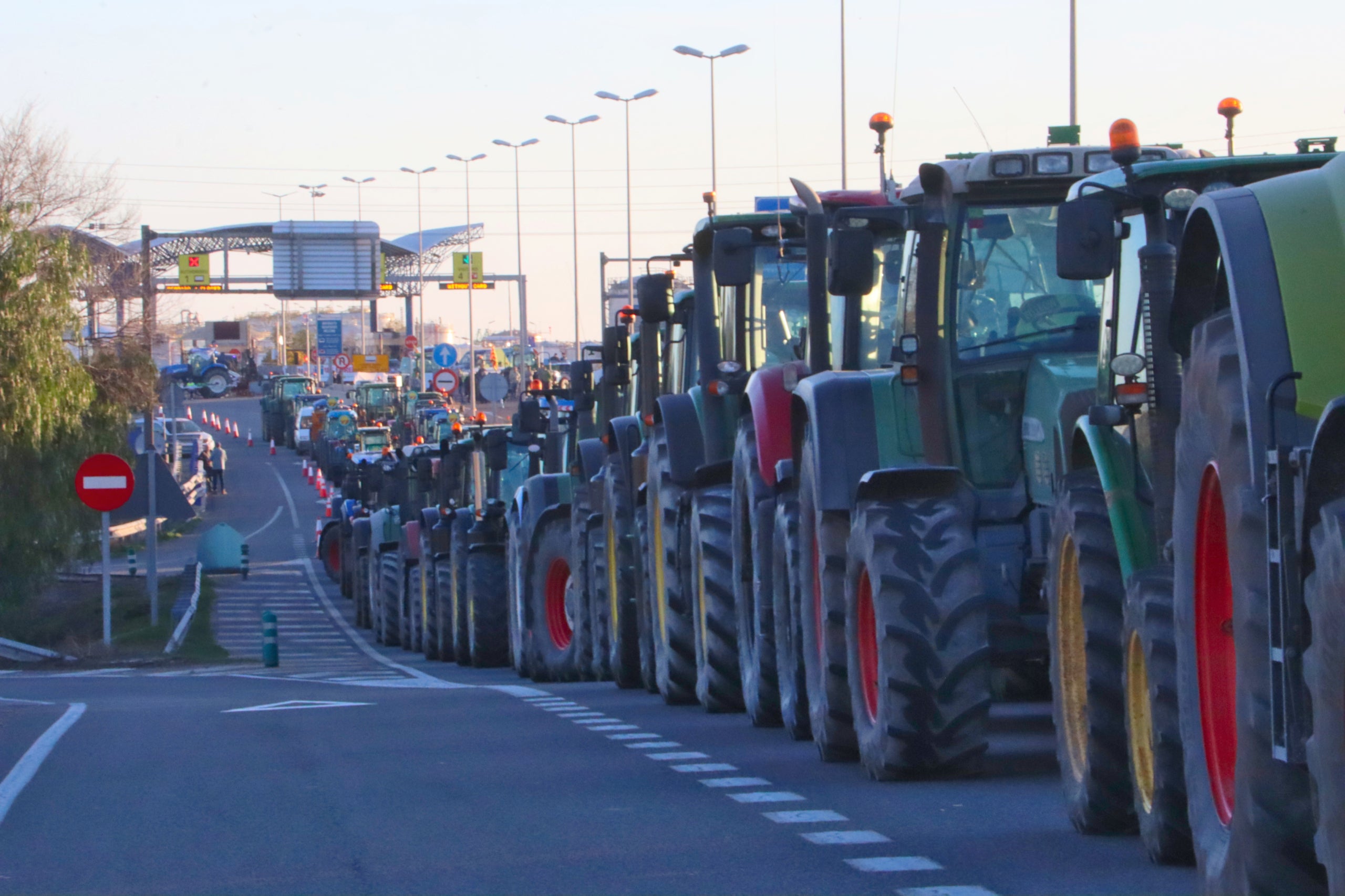 Tractors aparcats a l'A-27 / ACN