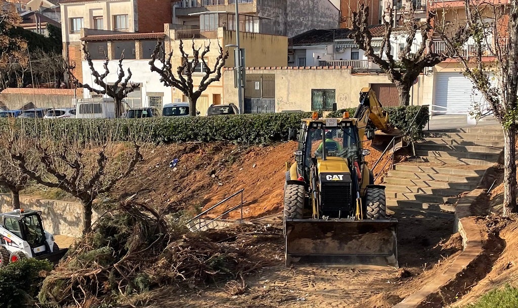 Tasques de neteja als parterres del parc de Folch i Torres / Ajuntament de Castellbisbal